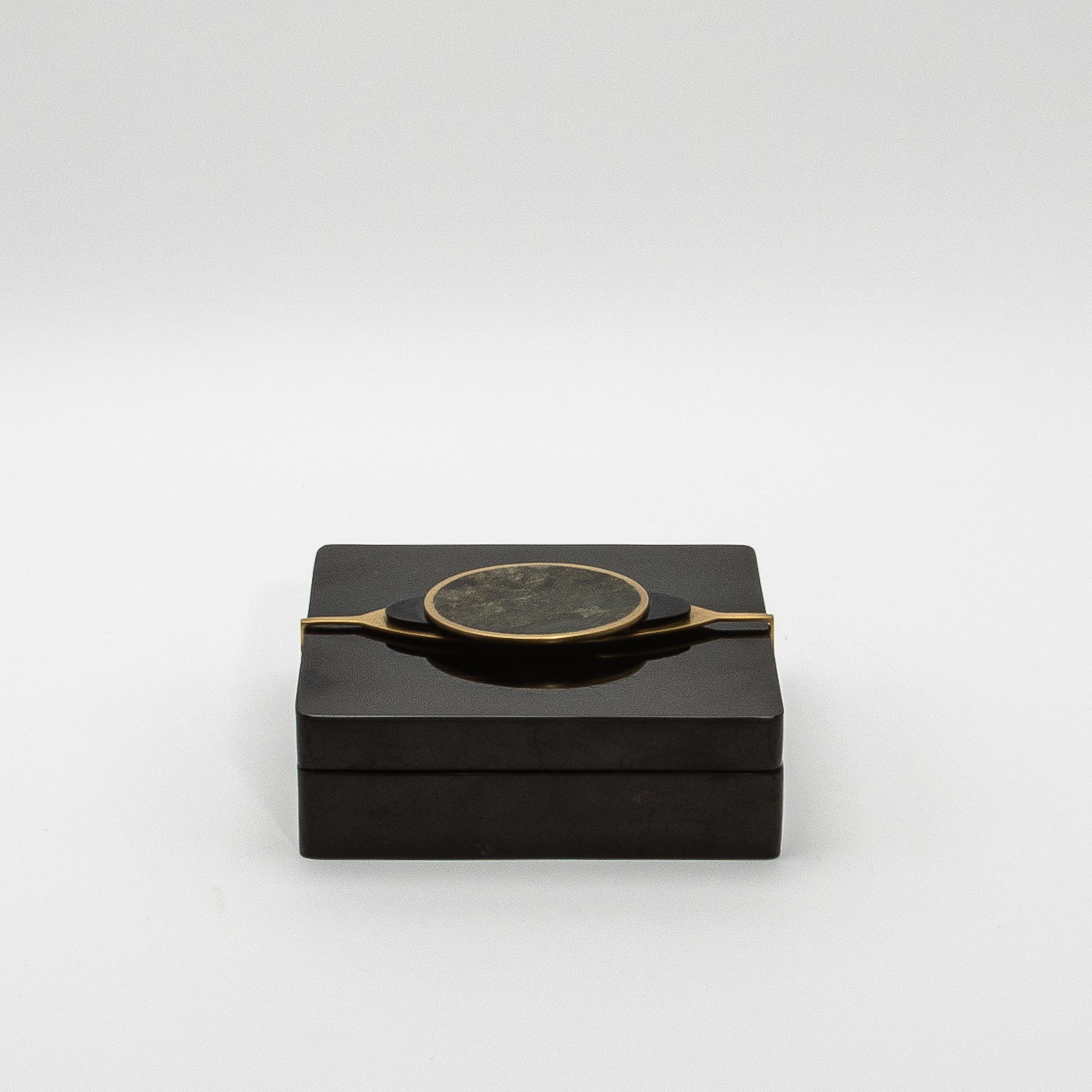 Juego de 2 Cajas de Concha con Piedra Semipreciosa y Latón by Kifu Paris Filipino en venta