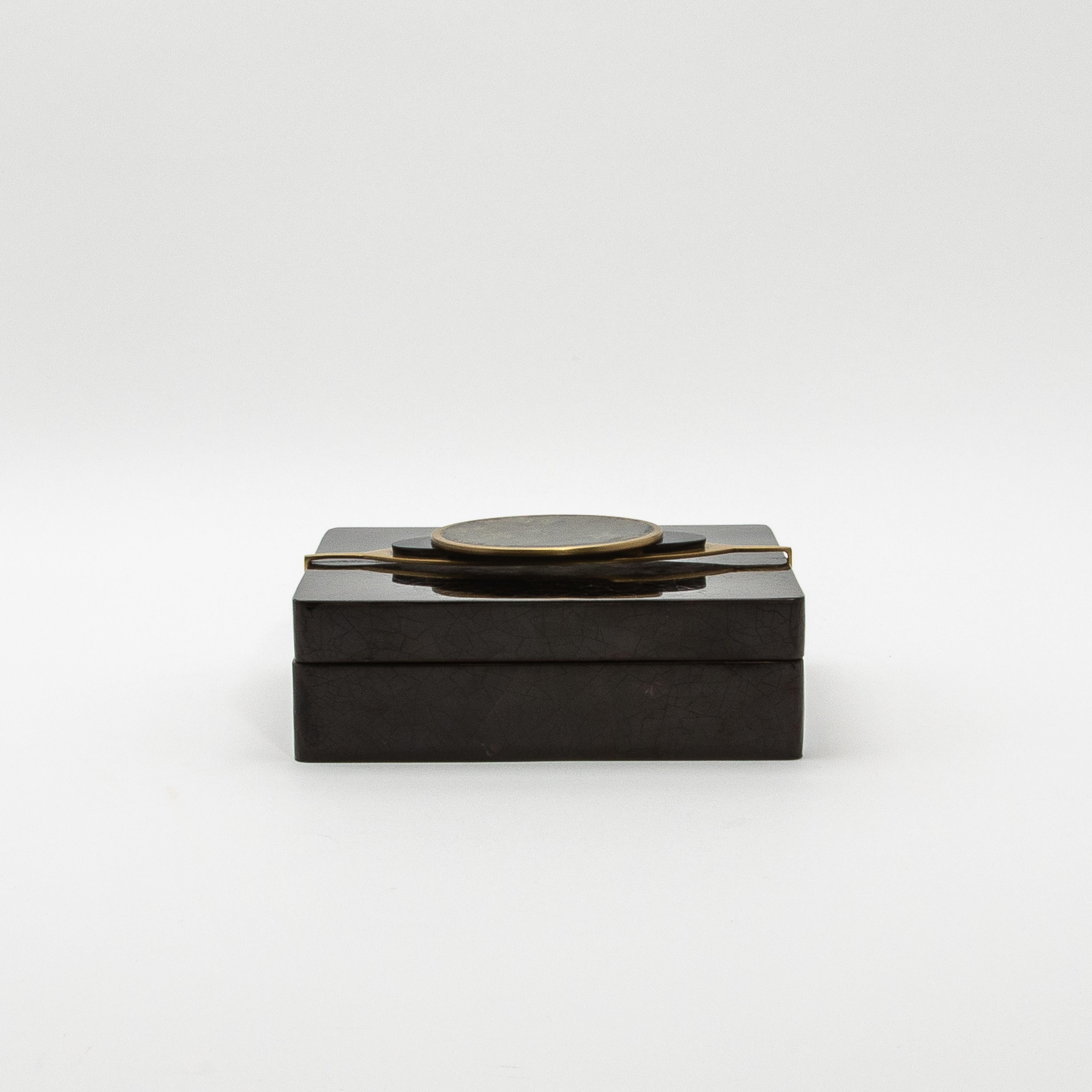 Juego de 2 Cajas de Concha con Piedra Semipreciosa y Latón by Kifu Paris Siglo XXI y contemporáneo en venta