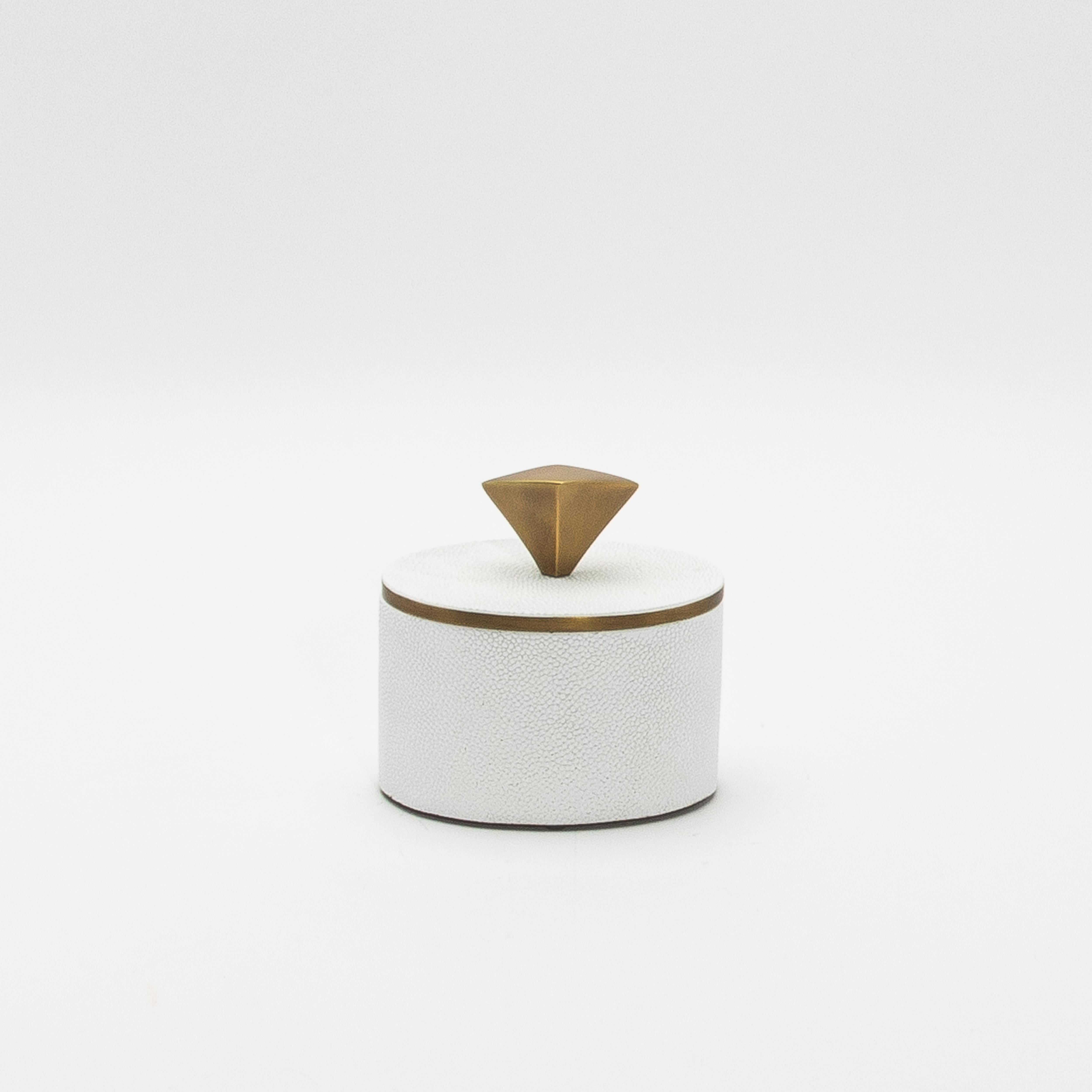 Este exquisito juego de dos cajas de Kifu Paris muestra la lujosa artesanía y la meticulosa atención al detalle por las que es conocida la marca. Hechas a mano en shagreen blanco, las cajas ovaladas y rectangulares presentan una textura refinada y