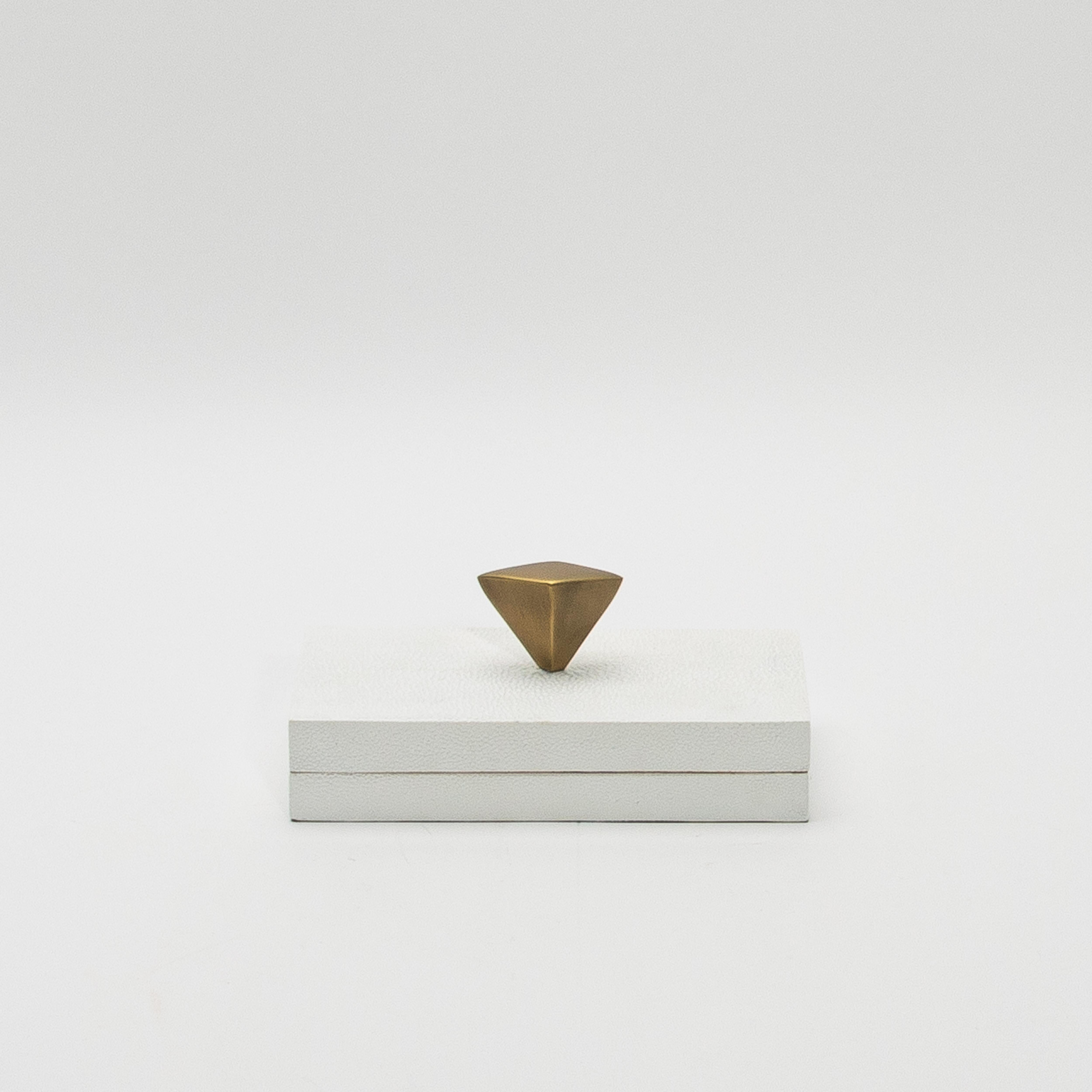 Juego de 2 cajas de piel de zapa blanca con detalles de latón patinado bronce by Kifu Paris Art Decó en venta