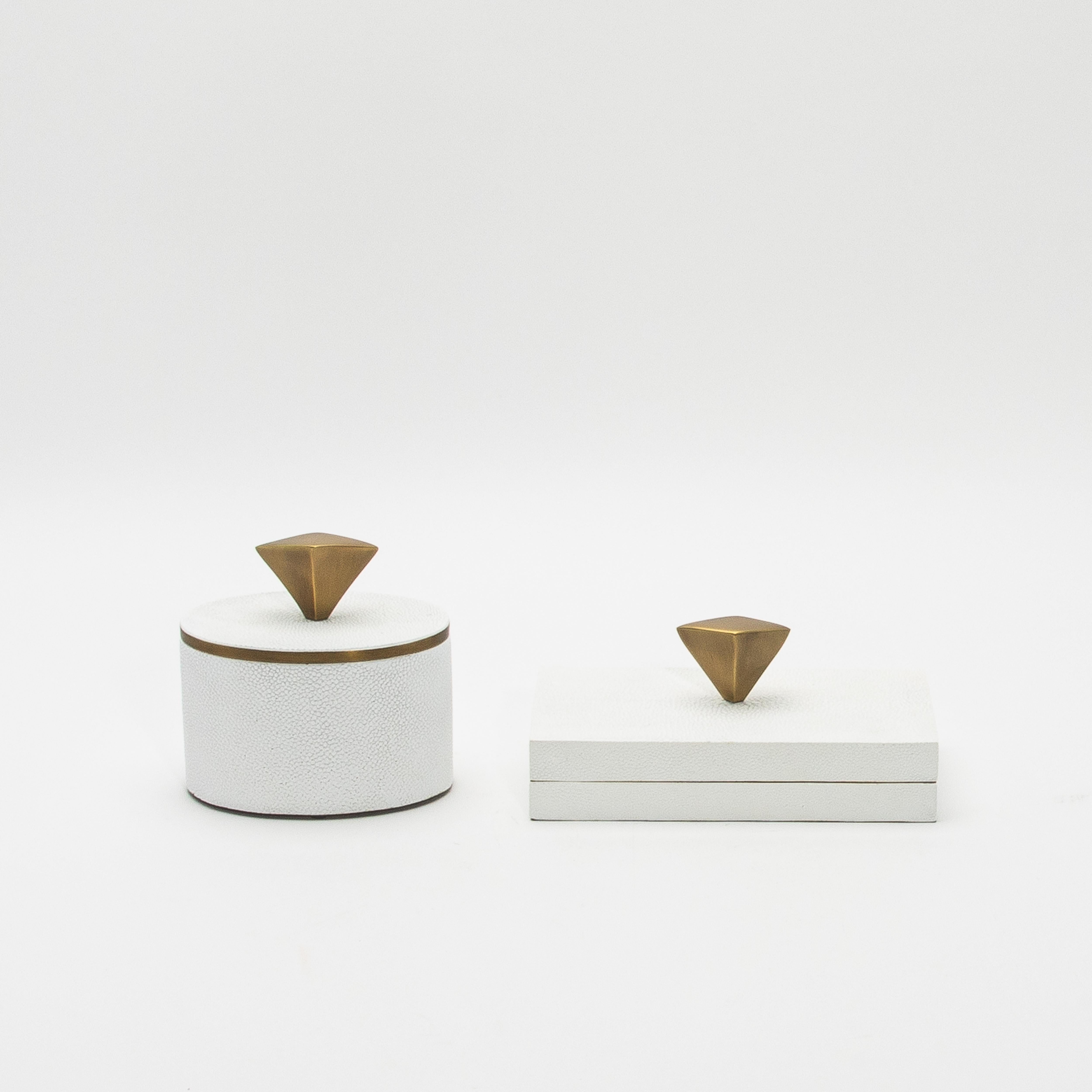 Juego de 2 cajas de piel de zapa blanca con detalles de latón patinado bronce by Kifu Paris Filipino en venta