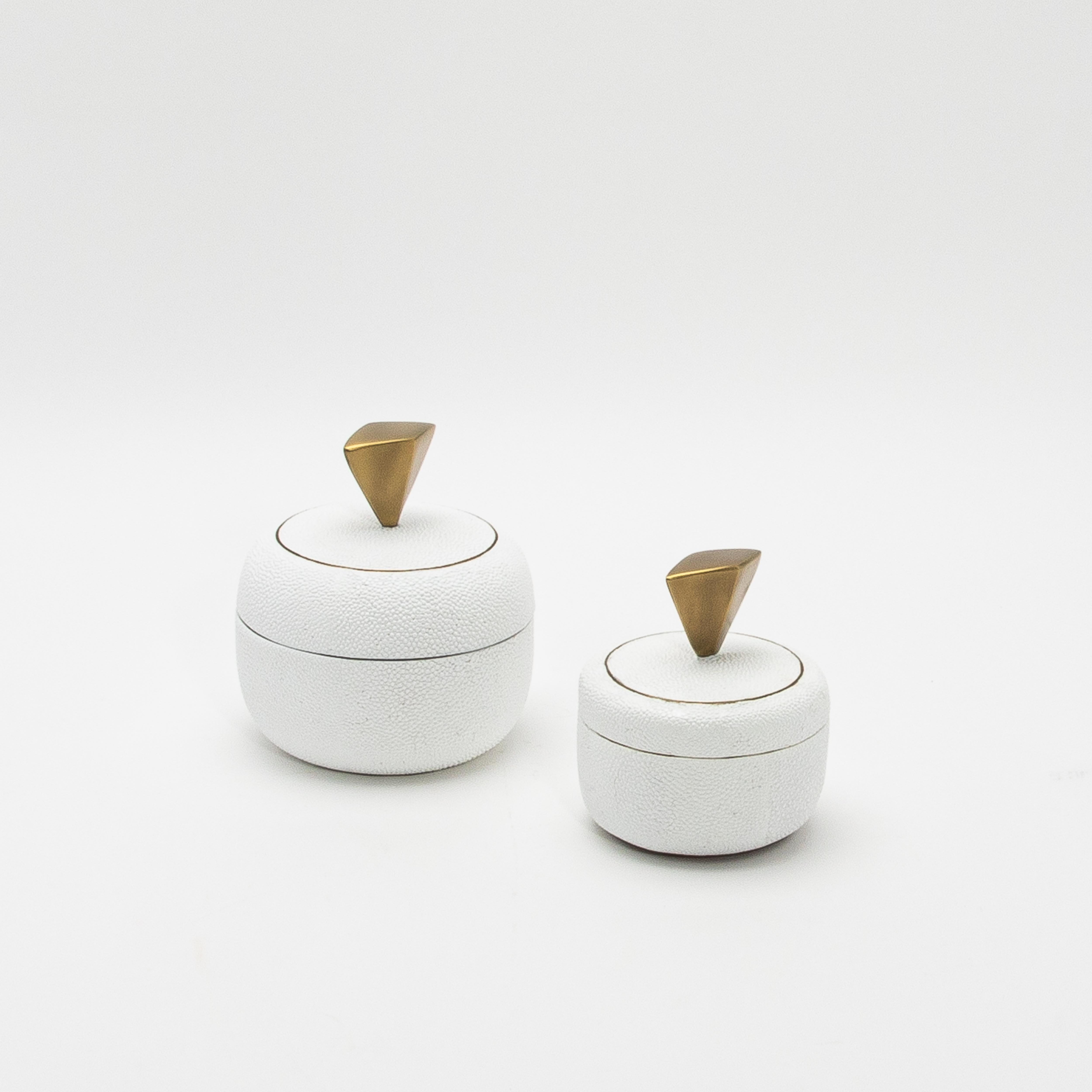 Juego de 2 cajas de piel de zapa blanca con detalles de latón patinado bronce by Kifu Paris Hecho a mano en venta