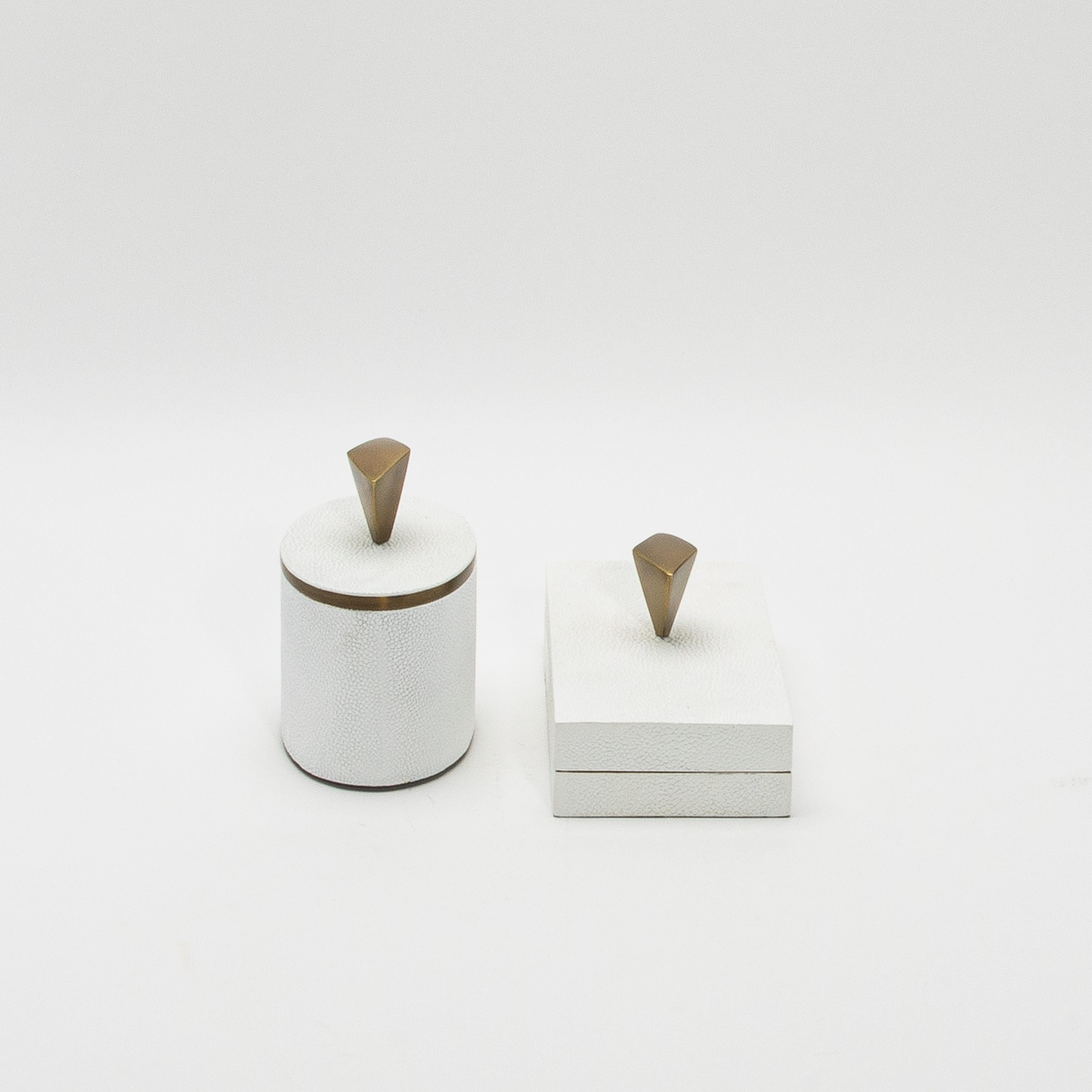 Juego de 2 cajas de piel de zapa blanca con detalles de latón patinado bronce by Kifu Paris Hecho a mano en venta