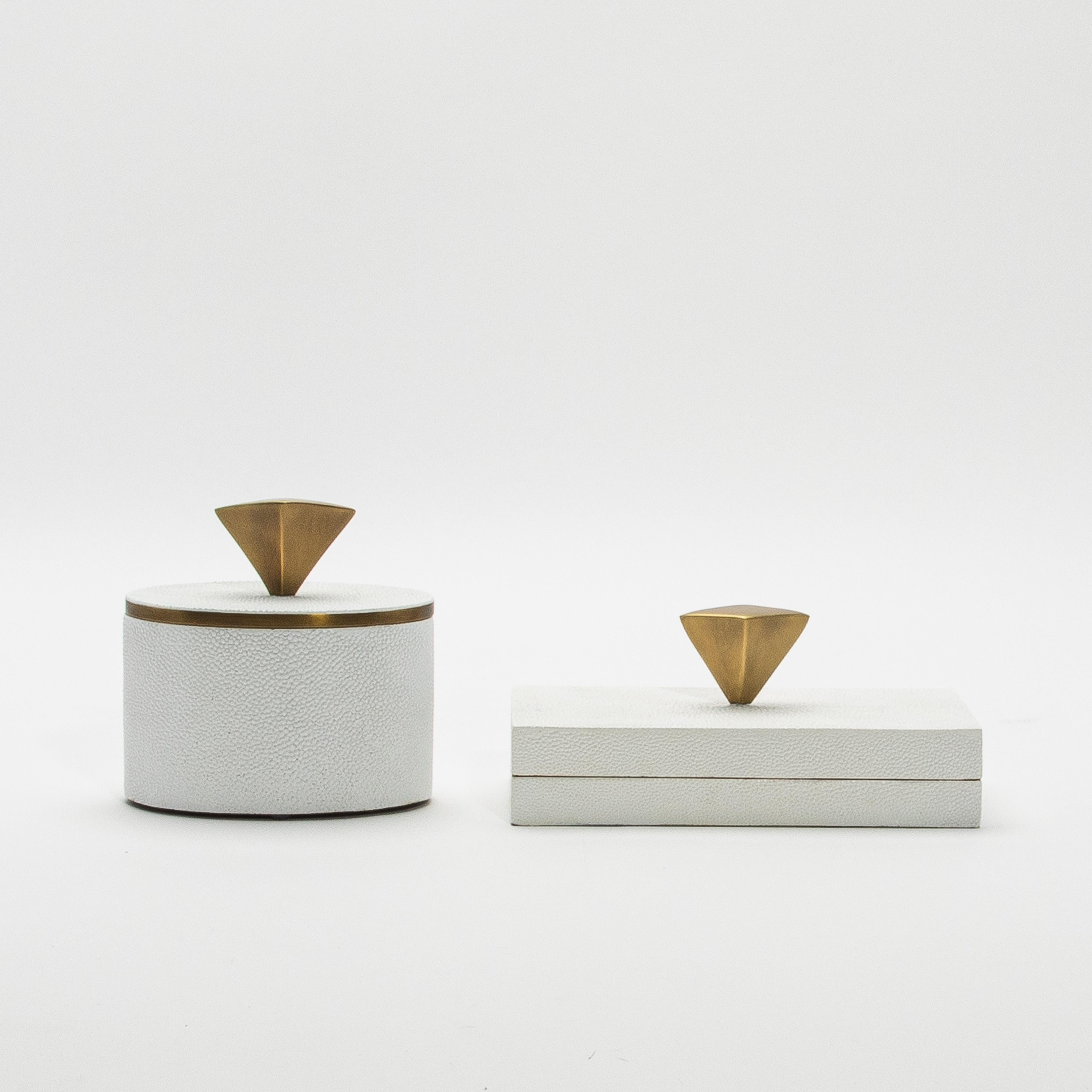 Juego de 2 cajas de piel de zapa blanca con detalles de latón patinado bronce by Kifu Paris en Nuevo estado para la venta en West Hollywood, CA