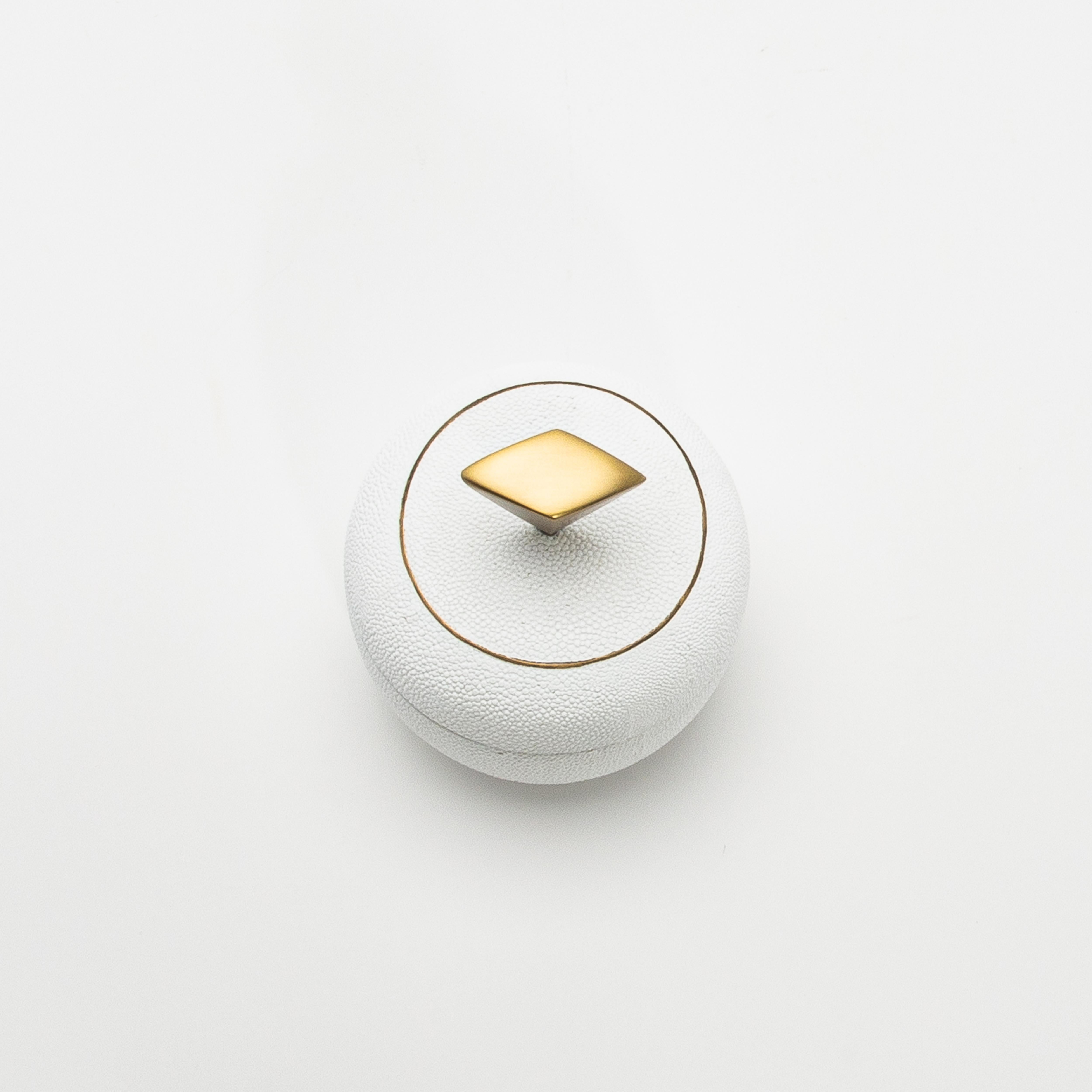 Juego de 2 cajas de piel de zapa blanca con detalles de latón patinado bronce by Kifu Paris Siglo XXI y contemporáneo en venta