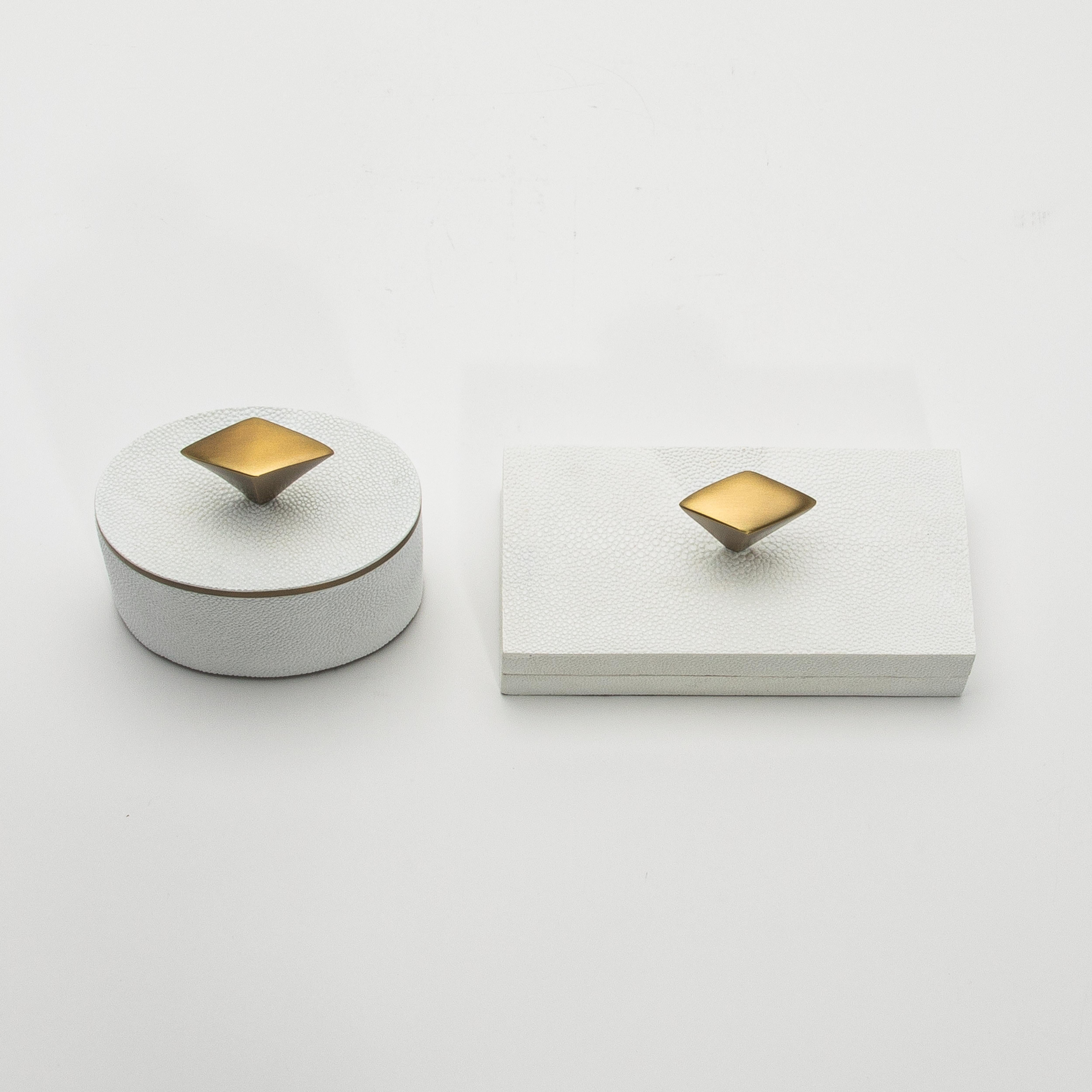 Juego de 2 cajas de piel de zapa blanca con detalles de latón patinado bronce by Kifu Paris Siglo XXI y contemporáneo en venta