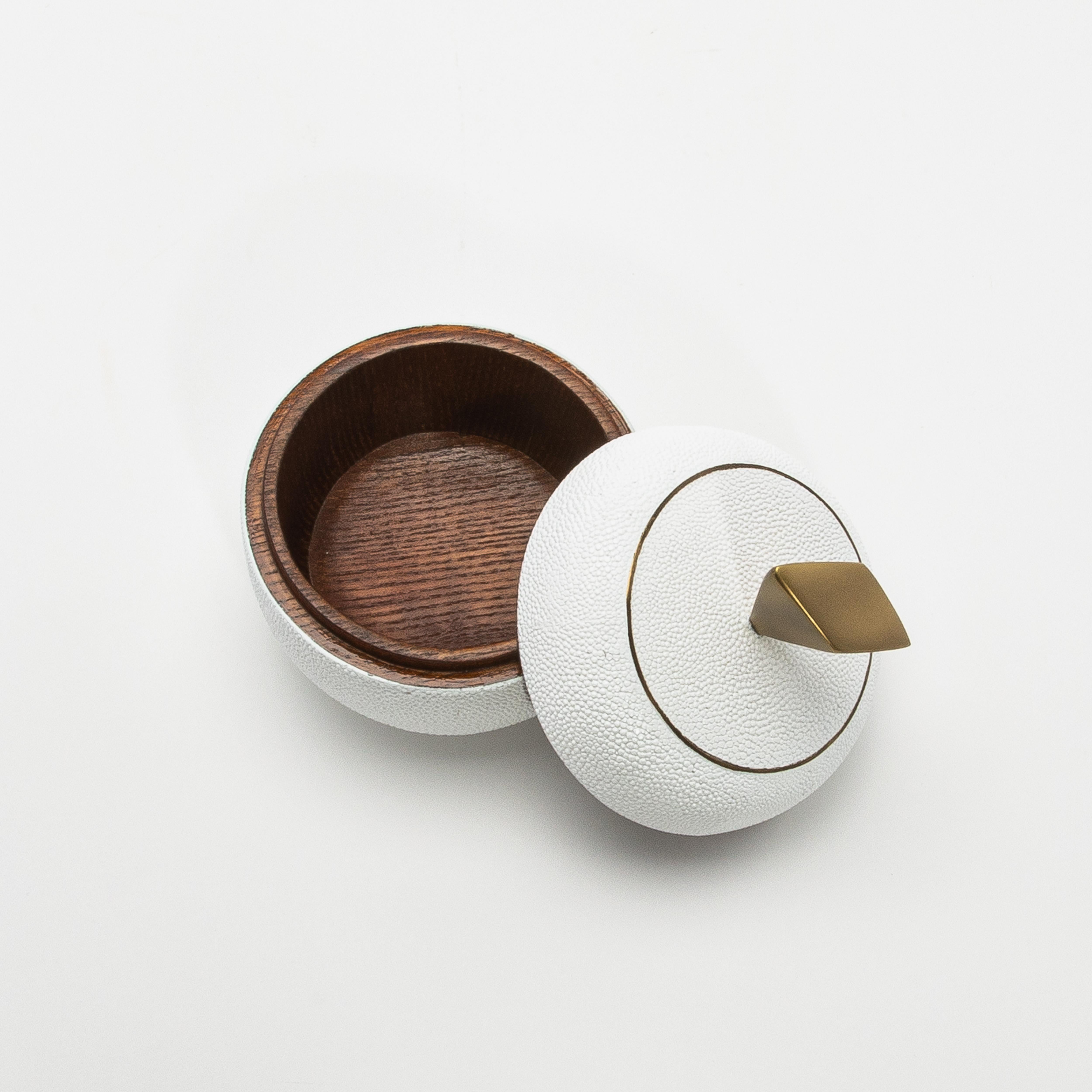 Juego de 2 cajas de piel de zapa blanca con detalles de latón patinado bronce by Kifu Paris Latón en venta