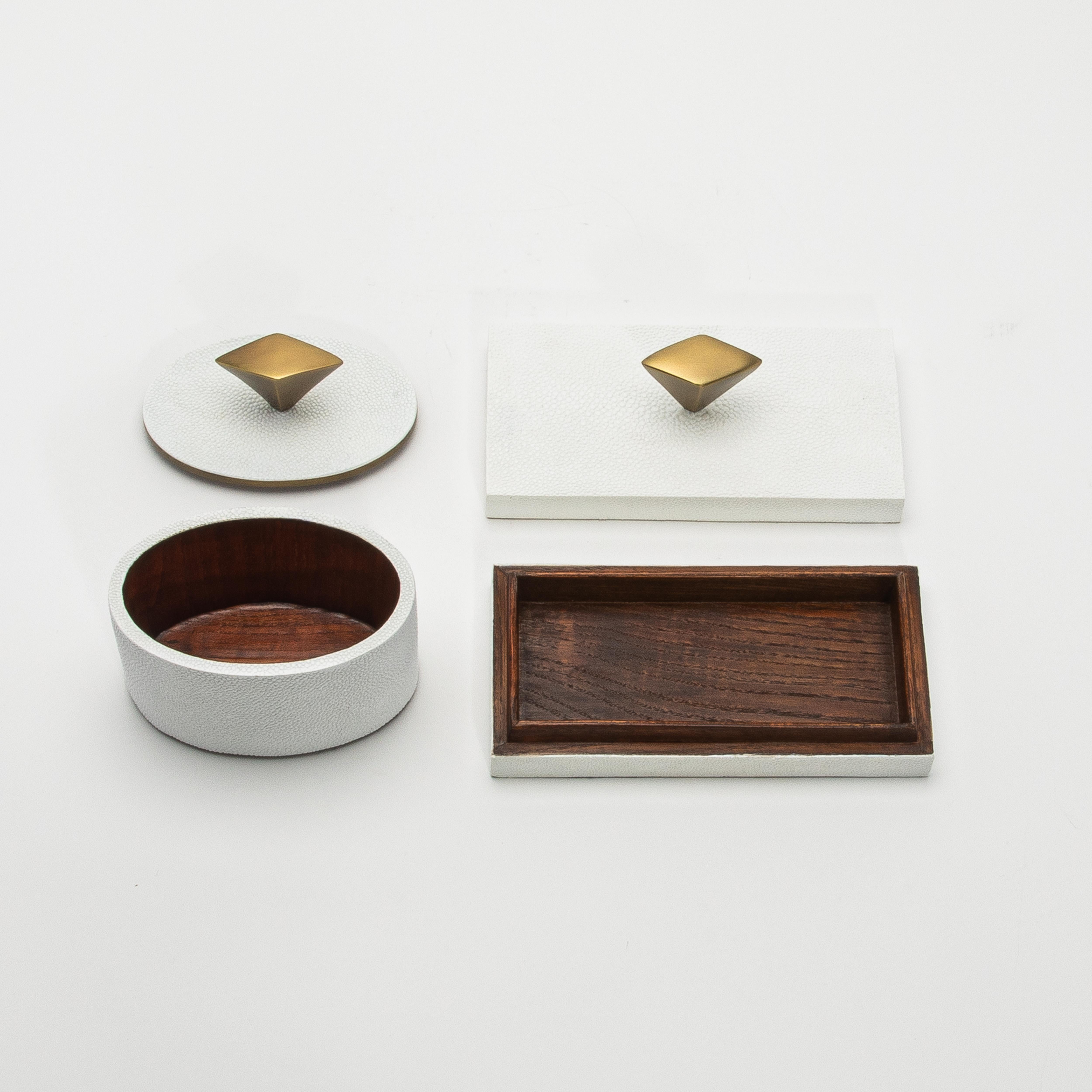 Juego de 2 cajas de piel de zapa blanca con detalles de latón patinado bronce by Kifu Paris Latón en venta