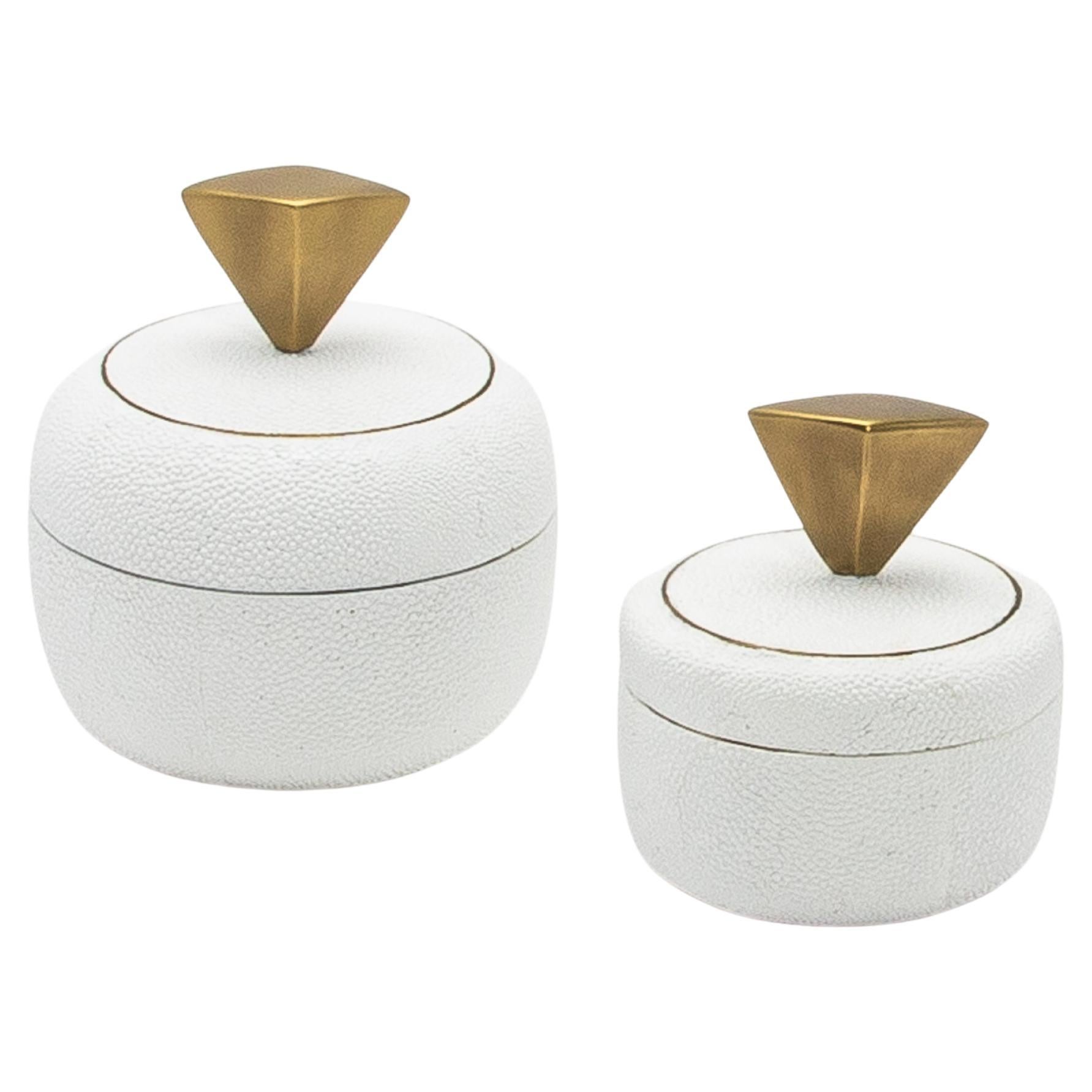Juego de 2 cajas de piel de zapa blanca con detalles de latón patinado bronce by Kifu Paris en venta