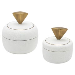 Juego de 2 cajas de piel de zapa blanca con detalles de latón patinado bronce by Kifu Paris