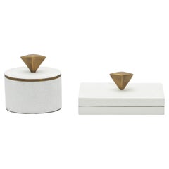 Juego de 2 cajas de piel de zapa blanca con detalles de latón patinado bronce by Kifu Paris