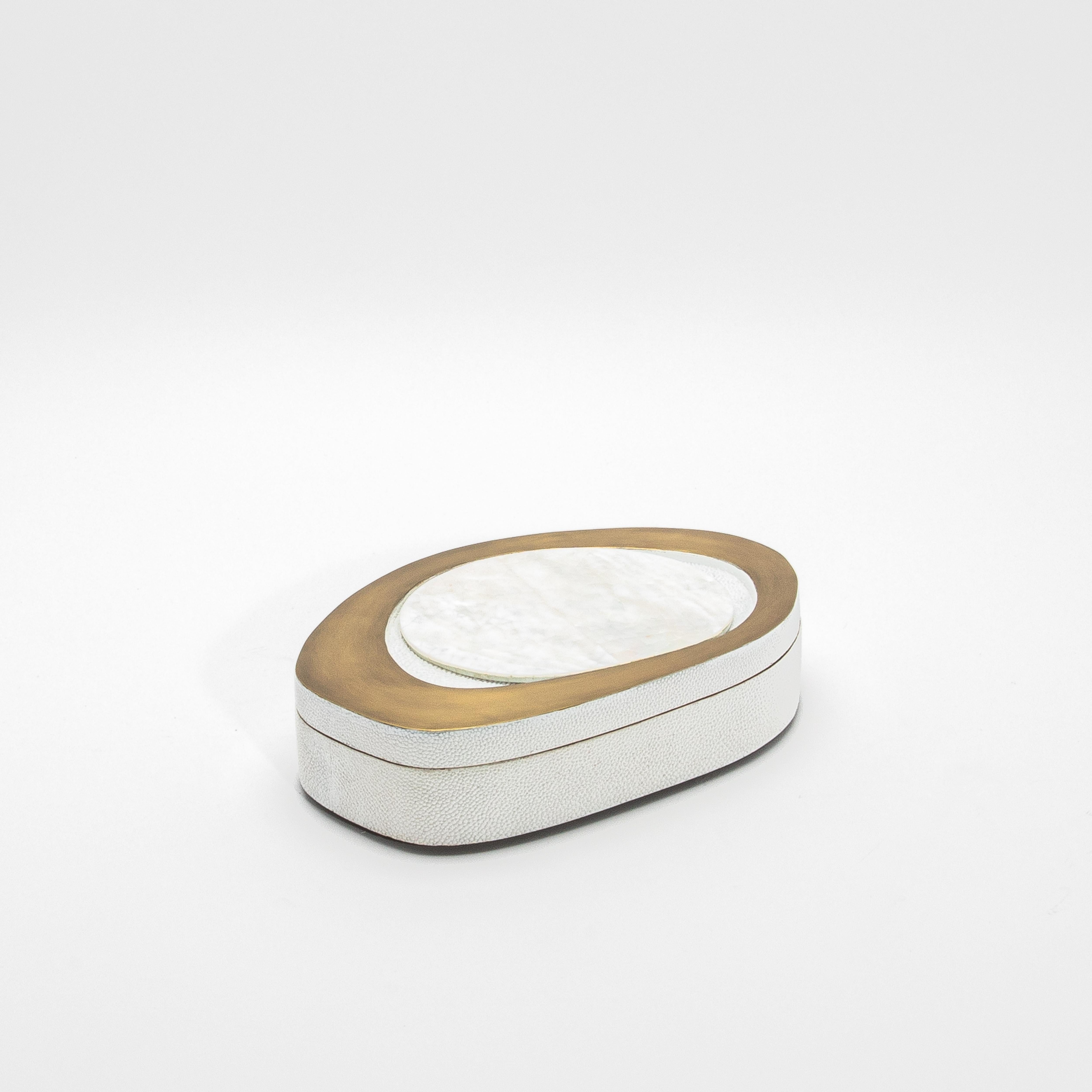 Juego de 2 cajas de piel de zapa blanca con nácar y latón patinado bronce by Art Decó en venta