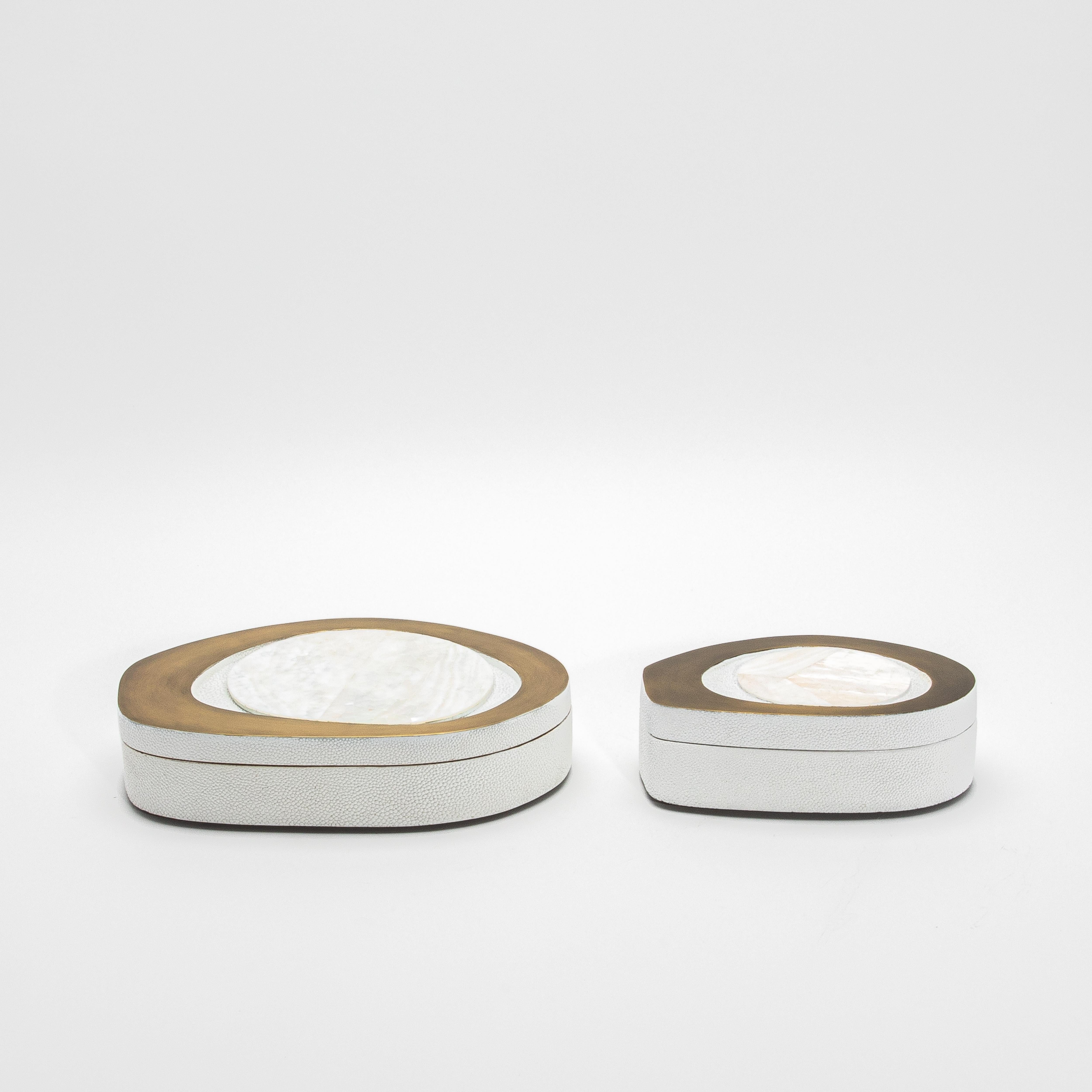 Juego de 2 cajas de piel de zapa blanca con nácar y latón patinado bronce by Hecho a mano en venta