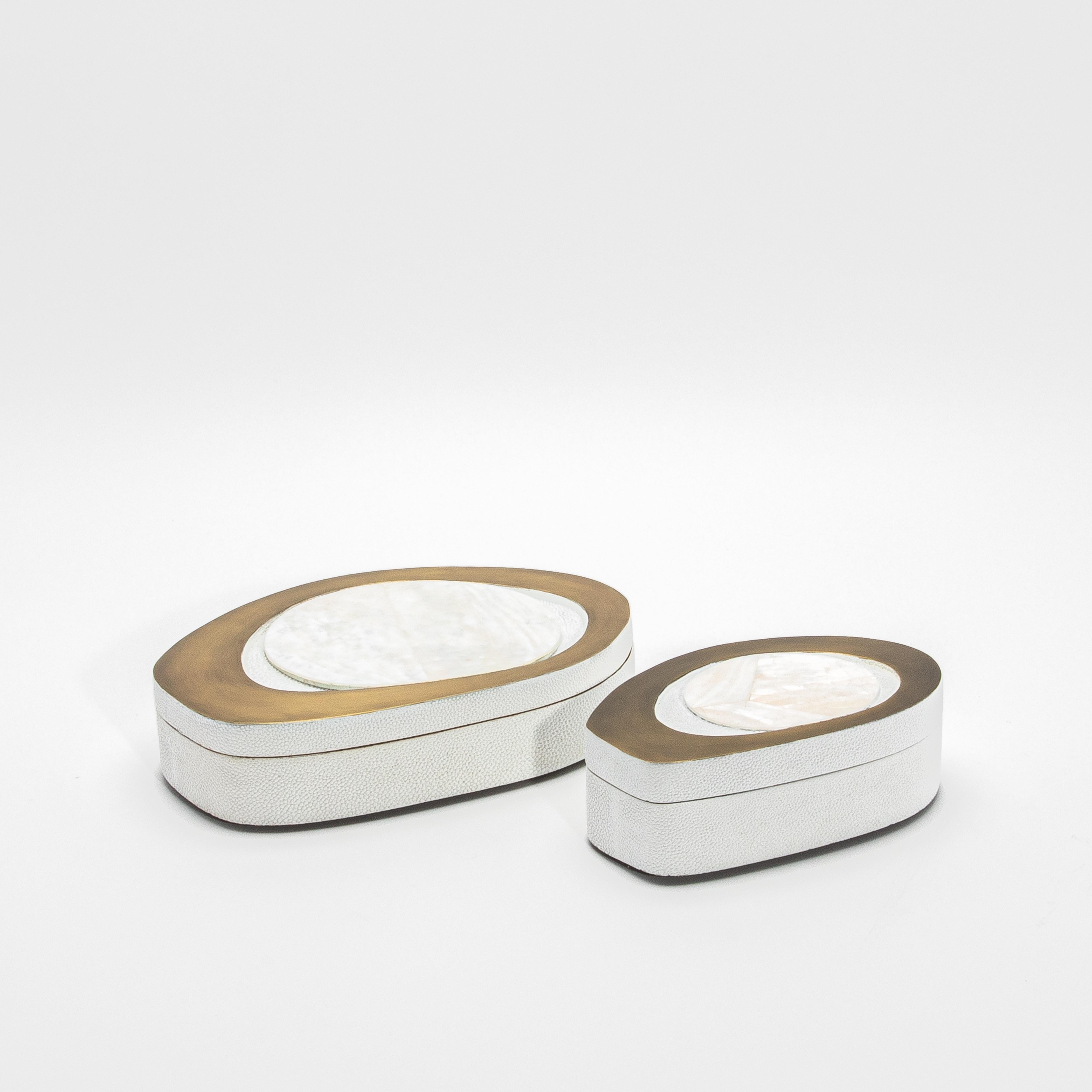 Juego de 2 cajas de piel de zapa blanca con nácar y latón patinado bronce by en Nuevo estado para la venta en West Hollywood, CA