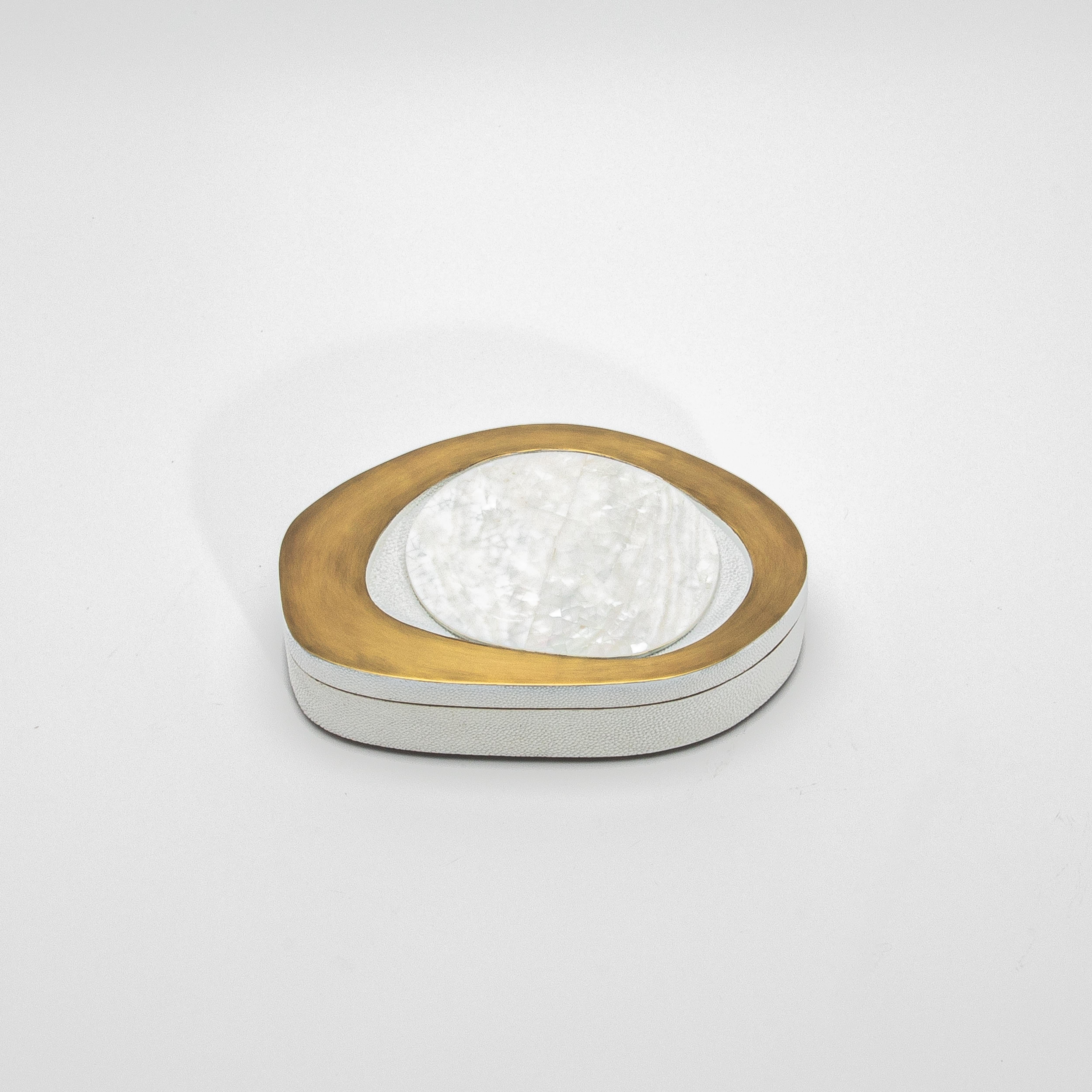Juego de 2 cajas de piel de zapa blanca con nácar y latón patinado bronce by Latón en venta
