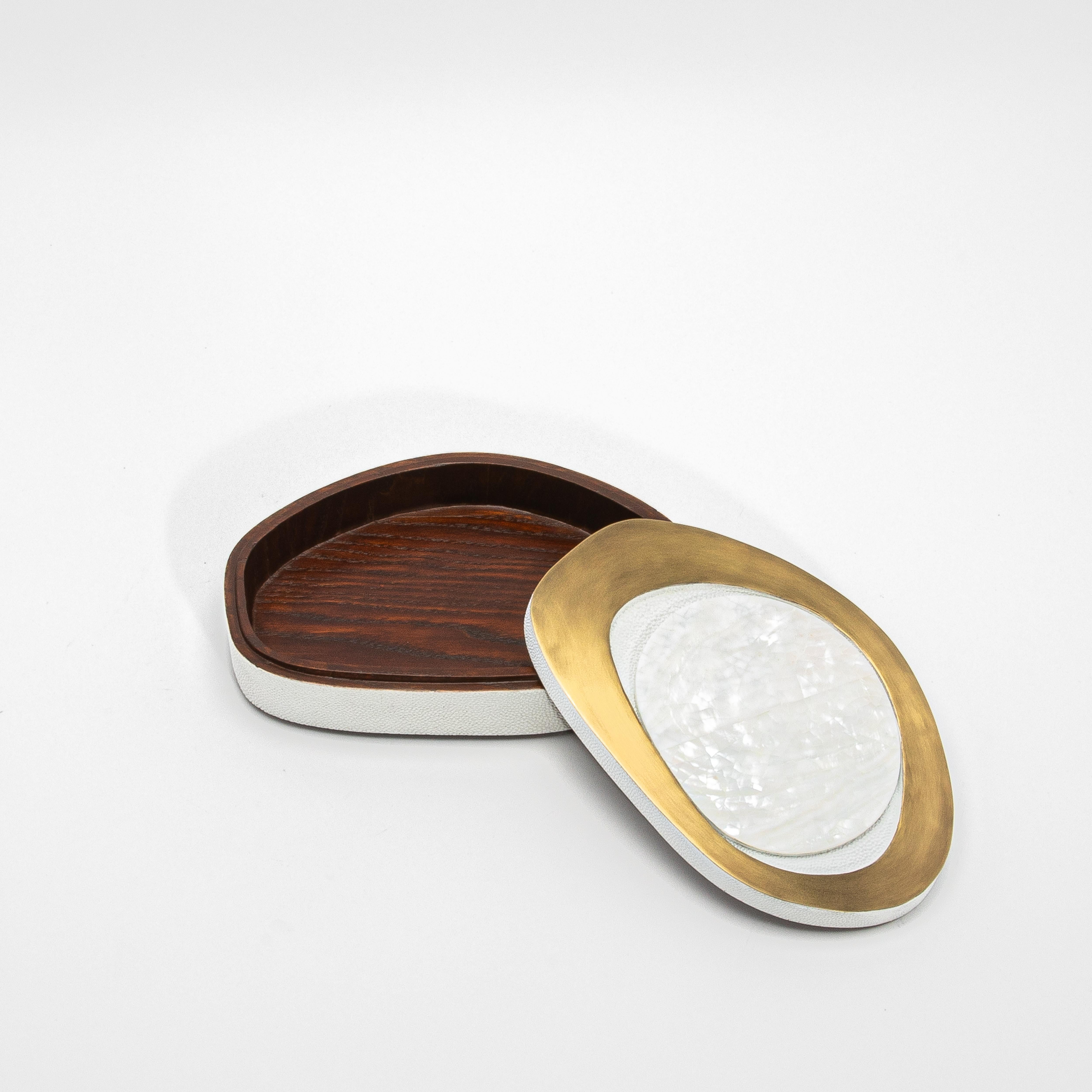 Juego de 2 cajas de piel de zapa blanca con nácar y latón patinado bronce by en venta 1