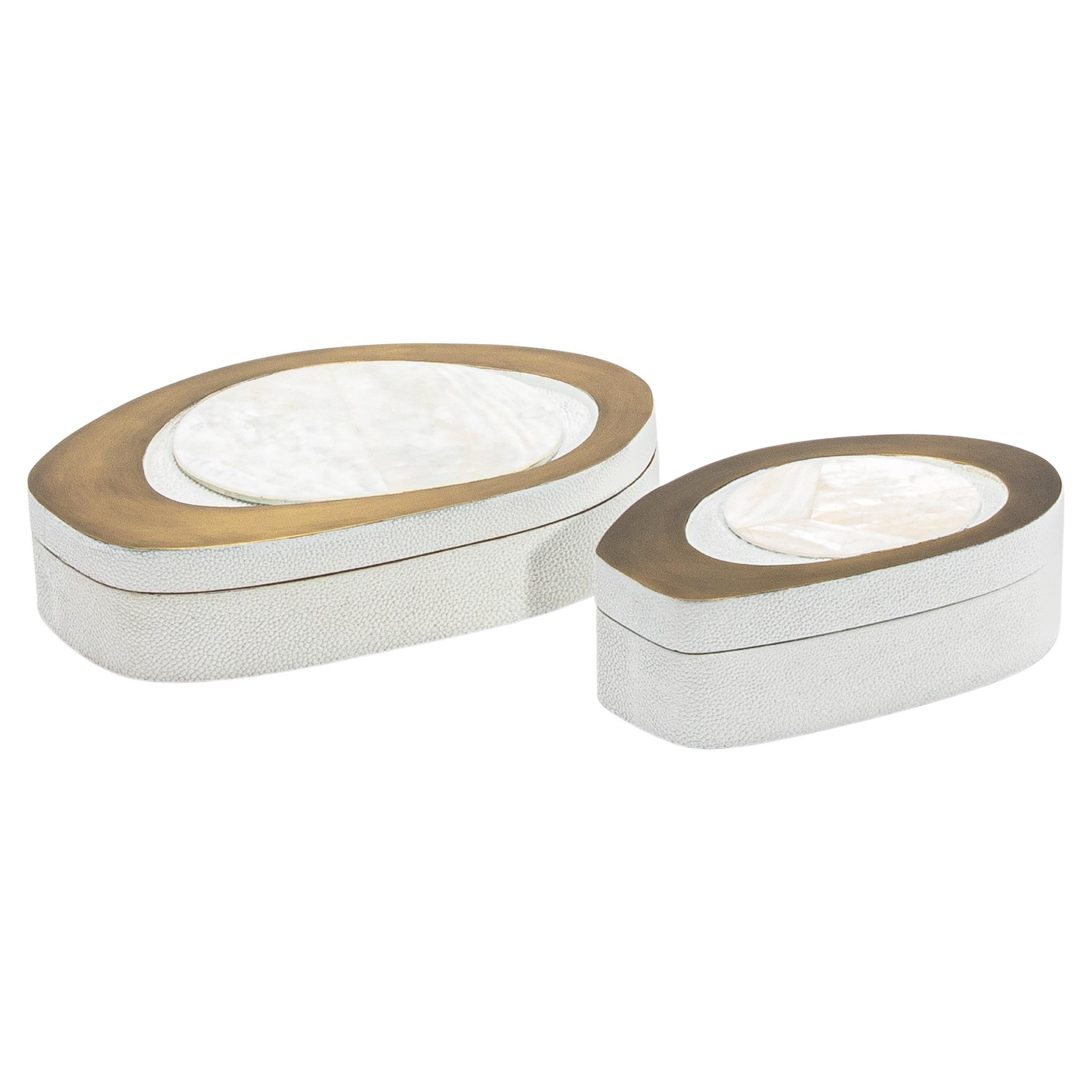 Juego de 2 cajas de piel de zapa blanca con nácar y latón patinado bronce by en venta