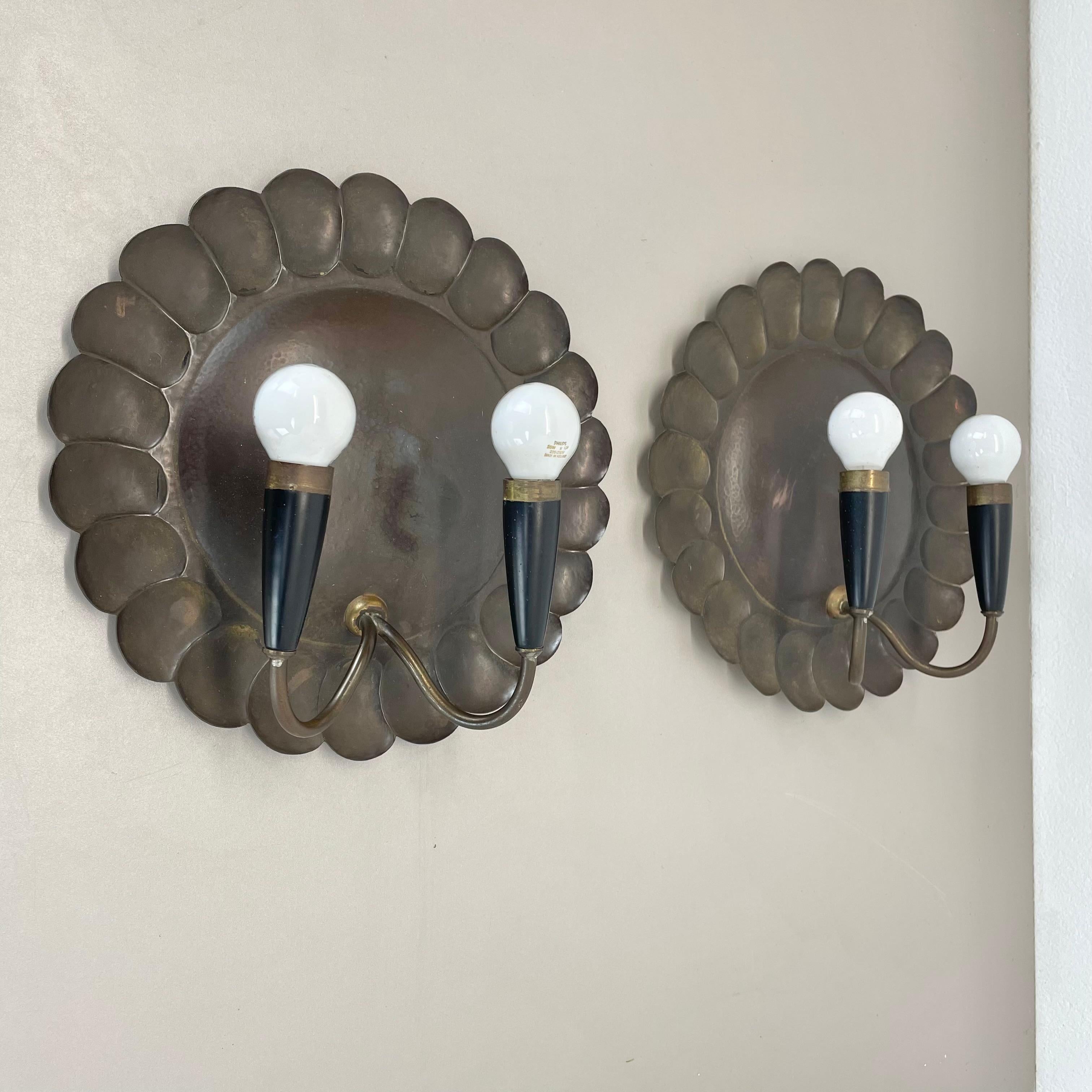Article :

Applique murale, ensemble de 2


Origine :

L'Italie à la manière de Stilnovo, Gio Ponti



Âge :

1950s



Ce jeu de lumières moderniste a été produit en Italie dans les années 1950 en Italie. Il est fabriqué en laiton martelé massif et