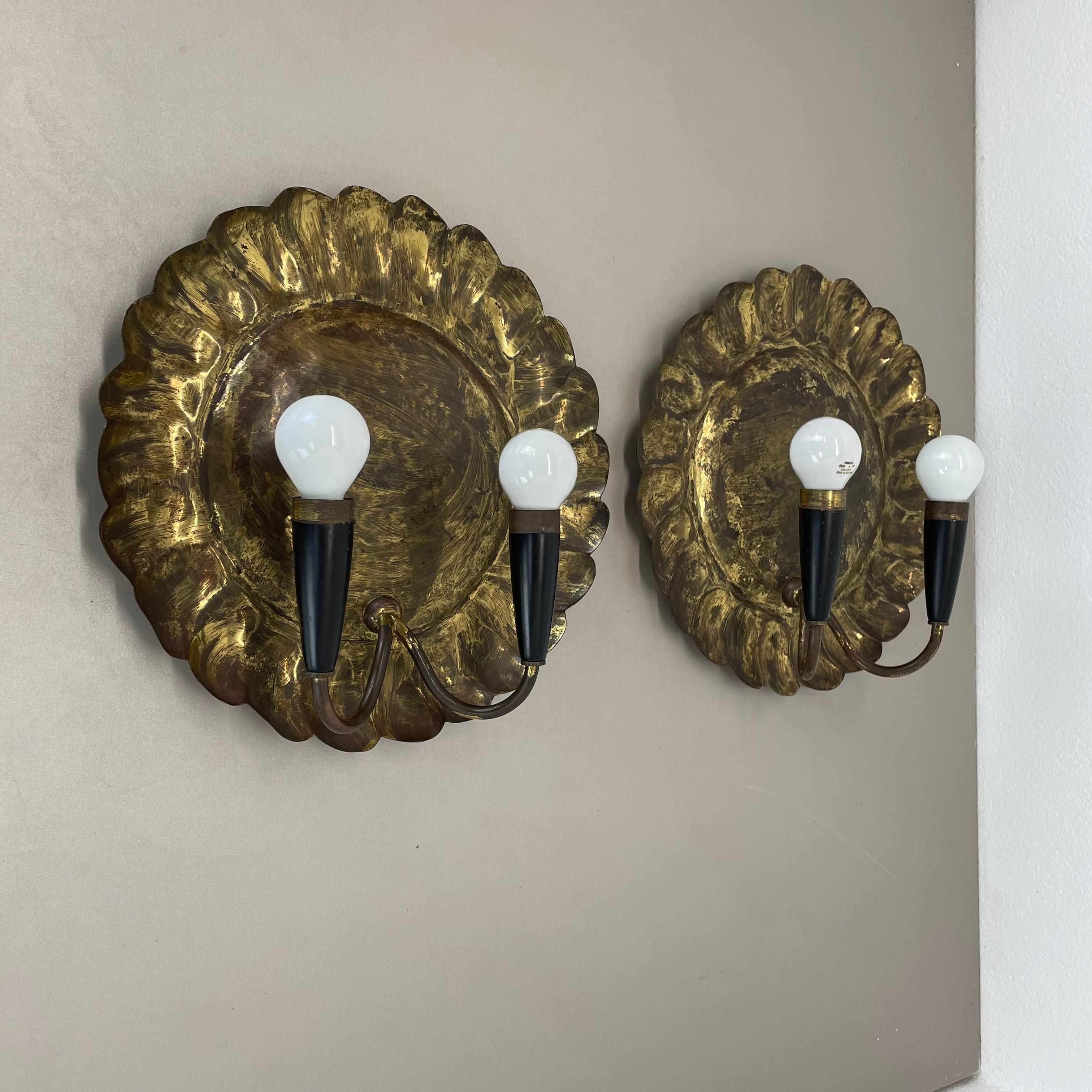 Article :

Applique murale, ensemble de 2


Origine :

L'Italie à la manière de Stilnovo, Gio Ponti



Âge :

1950s



Ce jeu de lumières moderniste a été produit en Italie dans les années 1950 en Italie. Il est fabriqué en laiton martelé massif et