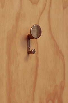 Juego de 2 ganchos de pared contemporáneos F.ACE de latón dorado de Henry Wilson