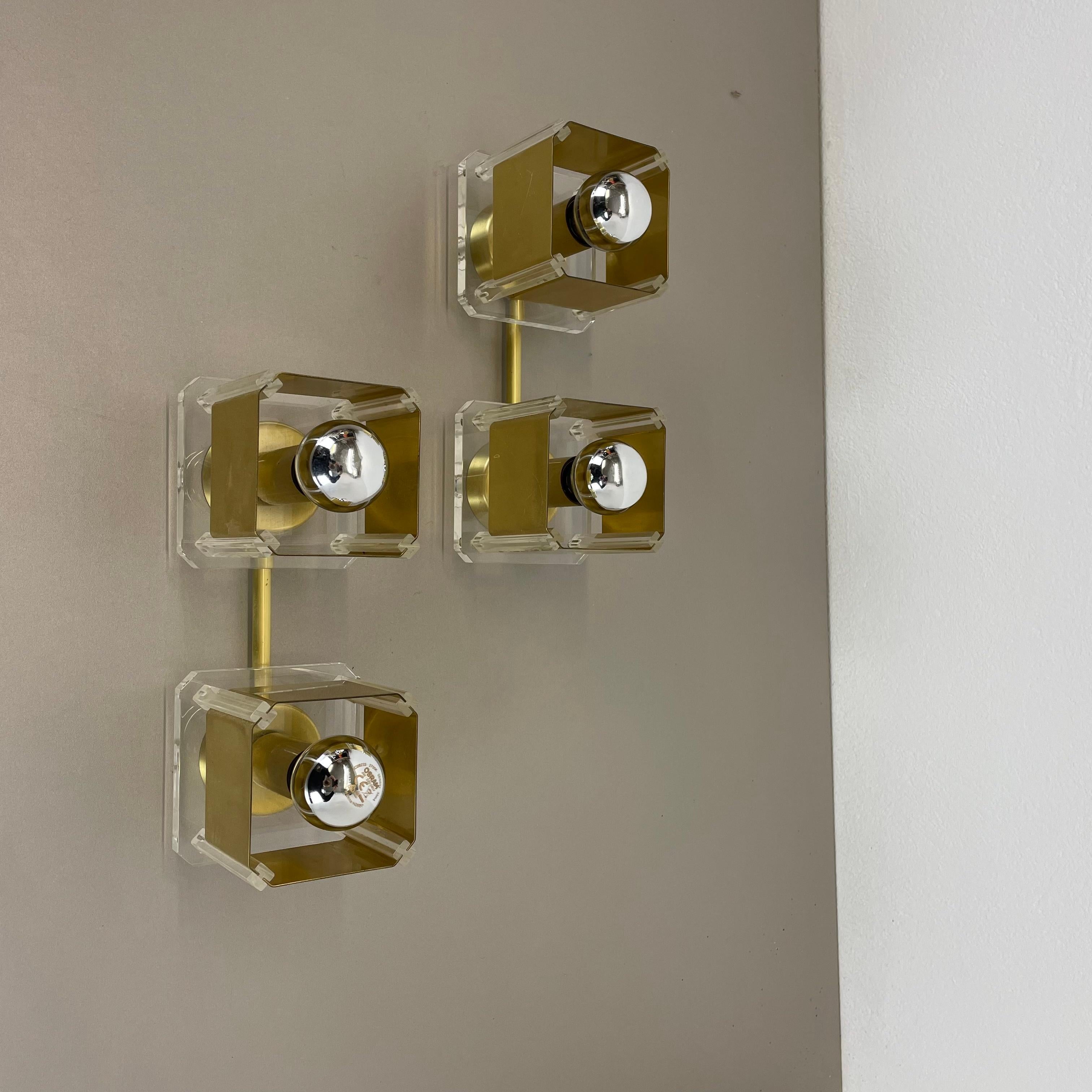 Article:

Wall light, set of 2 


Origin:

Italy



Age:

1970s



This modernist light set was produced in Italy in the 1970s in Italy. It is made of brass and acryl lucid glass. It features a very unique and unusual Brutalist