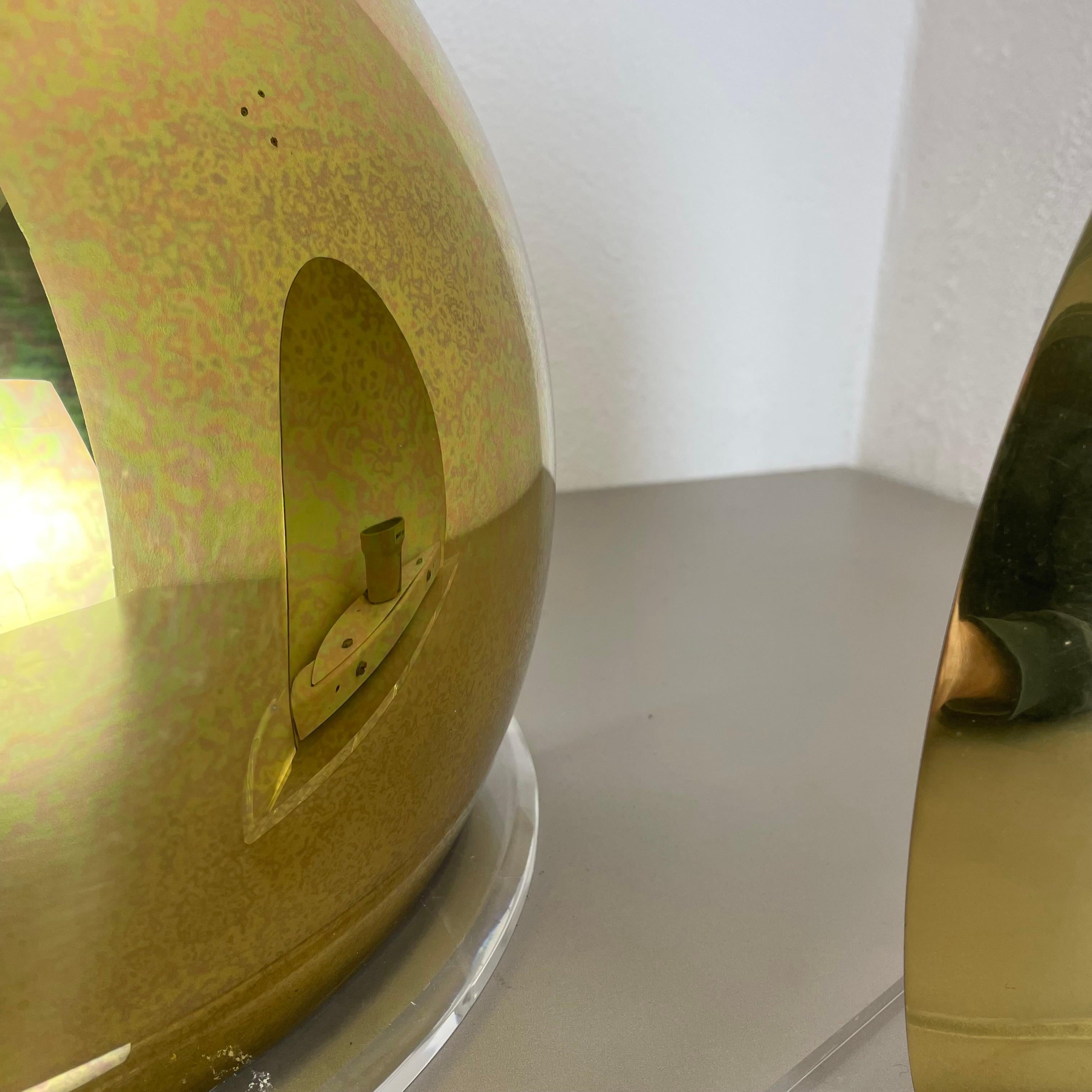 set of 2 Brass Acryl Glass wall lights by Vereinigte Werkstätten attr. Germany In Good Condition For Sale In Kirchlengern, DE