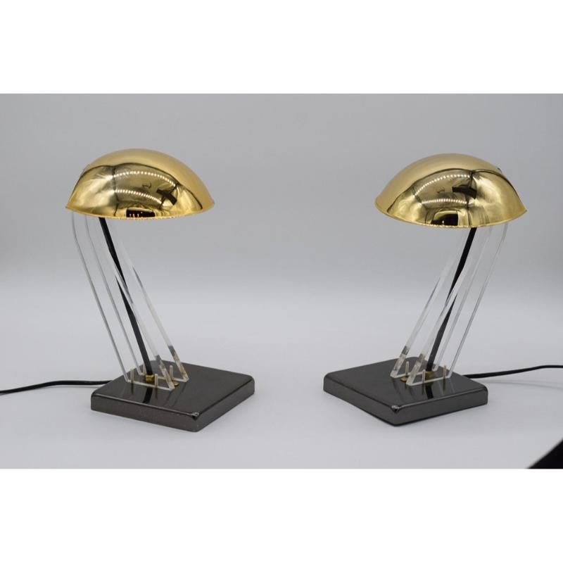 Juego de 2 lámparas de mesa de latón y cristal acrílico, Francia, años 60 en venta 4