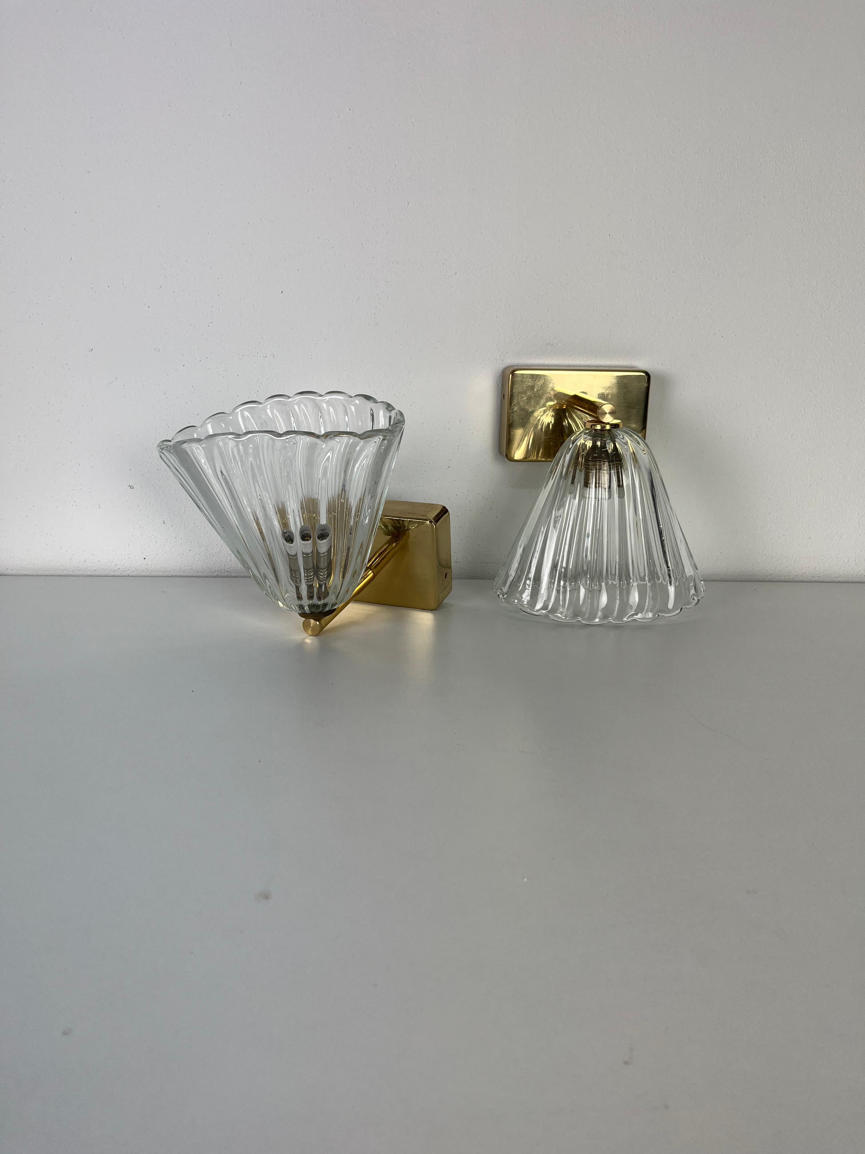 Juego de 2 apliques de latón y cristal de Murano atribuido a Barovier & Toso, años 50
Cristal intacto, lámparas E14.
Buen estado.
Encontrado en un piso noble de mi ciudad natal, Palermo.
Otra serie de  3 está disponible en Internet.

Garantizamos un