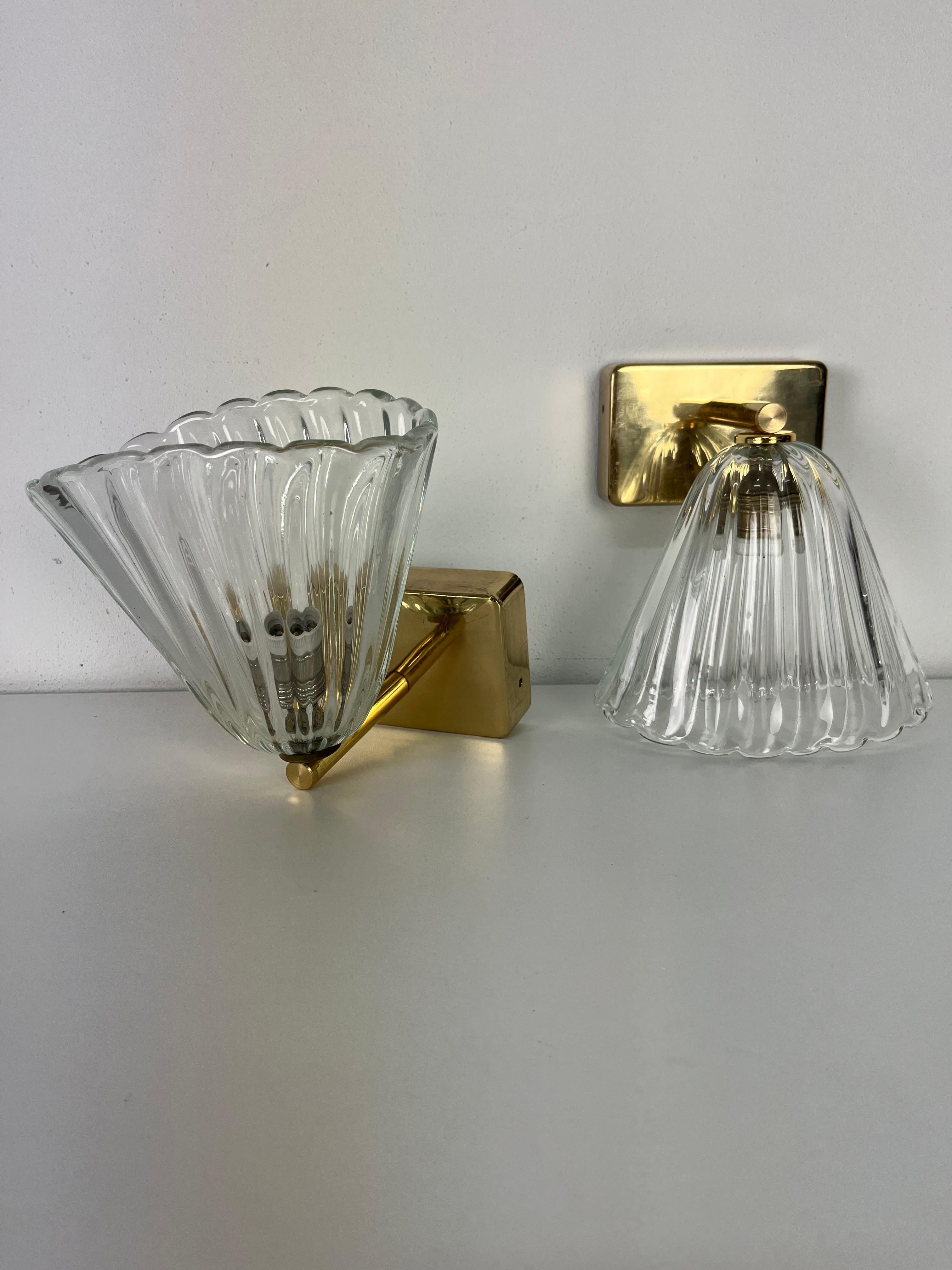 Juego de 2 apliques de latón y cristal de Murano atribuido a Barovier & Toso, años 50 Italiano en venta