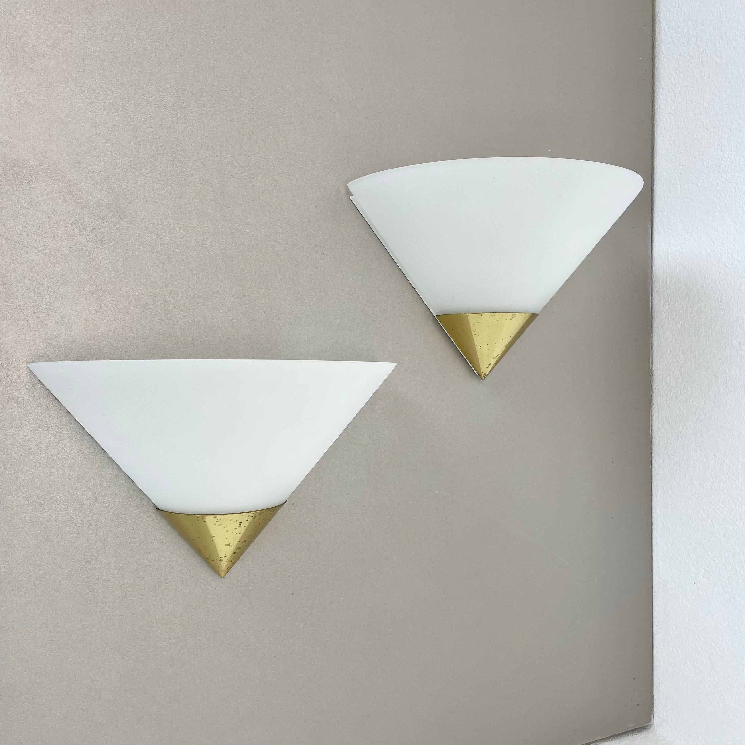 Article:

set of two wall lights


Producer:

Glashütte Limburg, Germany



Origin:

Germany



Age:

1970s



Original 1970s set of modernist German wall Light made of high quality glass in satin white tone. the light has a metal wall fixation with