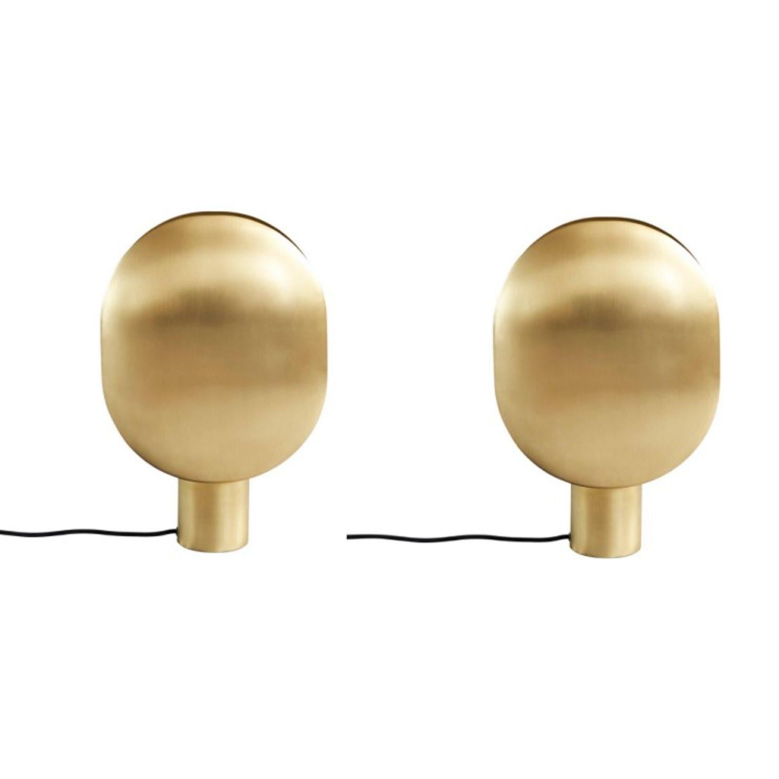 Set of 2 brass clam table lamps by 101 Copenhagen
Designed by Kristian Sofus Hansen & Tommy Hyldahl
Dimensions: L 30 x W 15 x H 43,5 cm
Cable length: 200 cm
This product is not wired for USA
Materials: metal: plated metal / brass
Cable: Fabric
