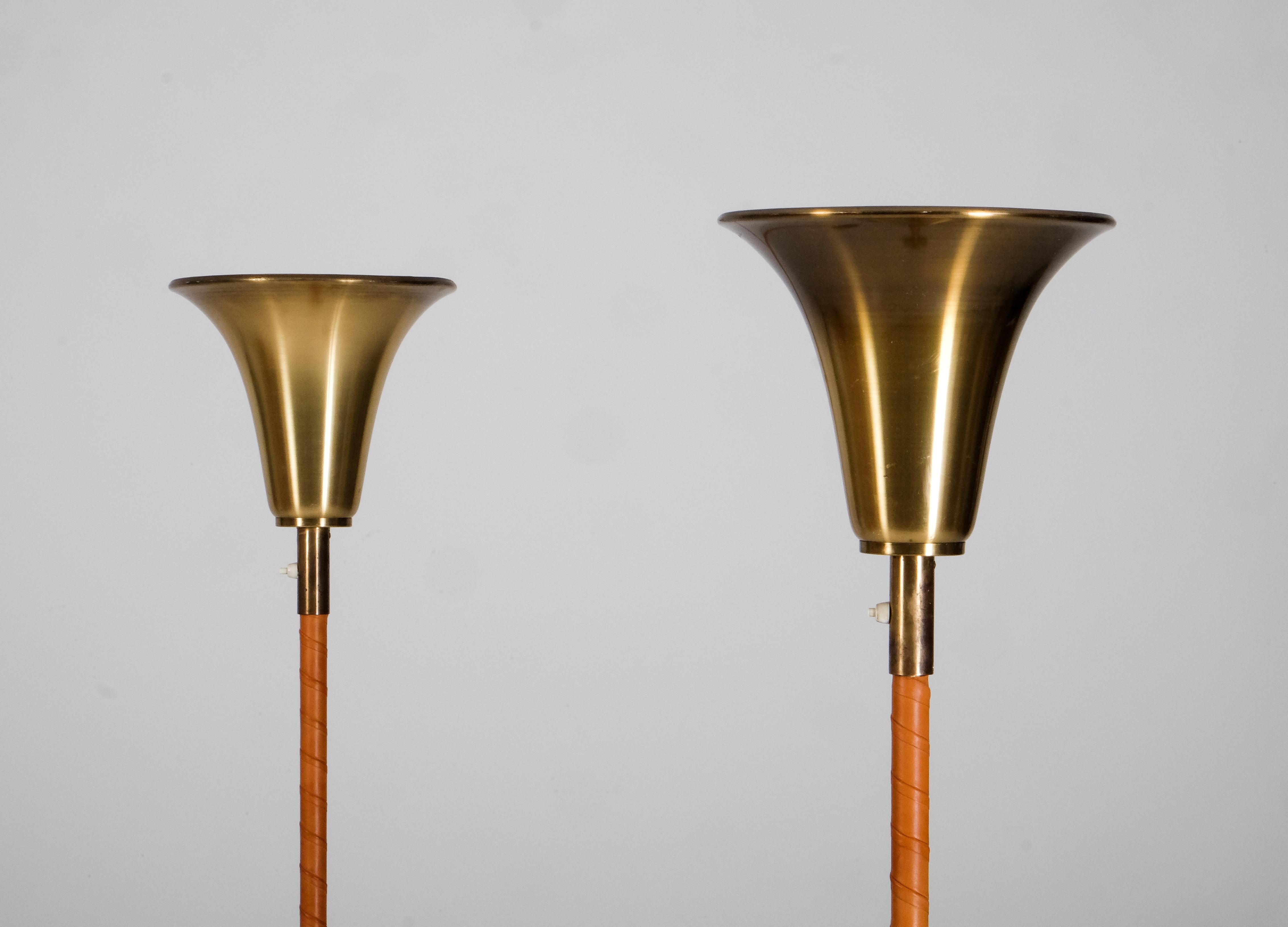 Produit par Sønnico AS, Norvège, années 1960. 
Nouveau cuir. 
Remarque : le prix indiqué est celui d'un (1) lampadaire.