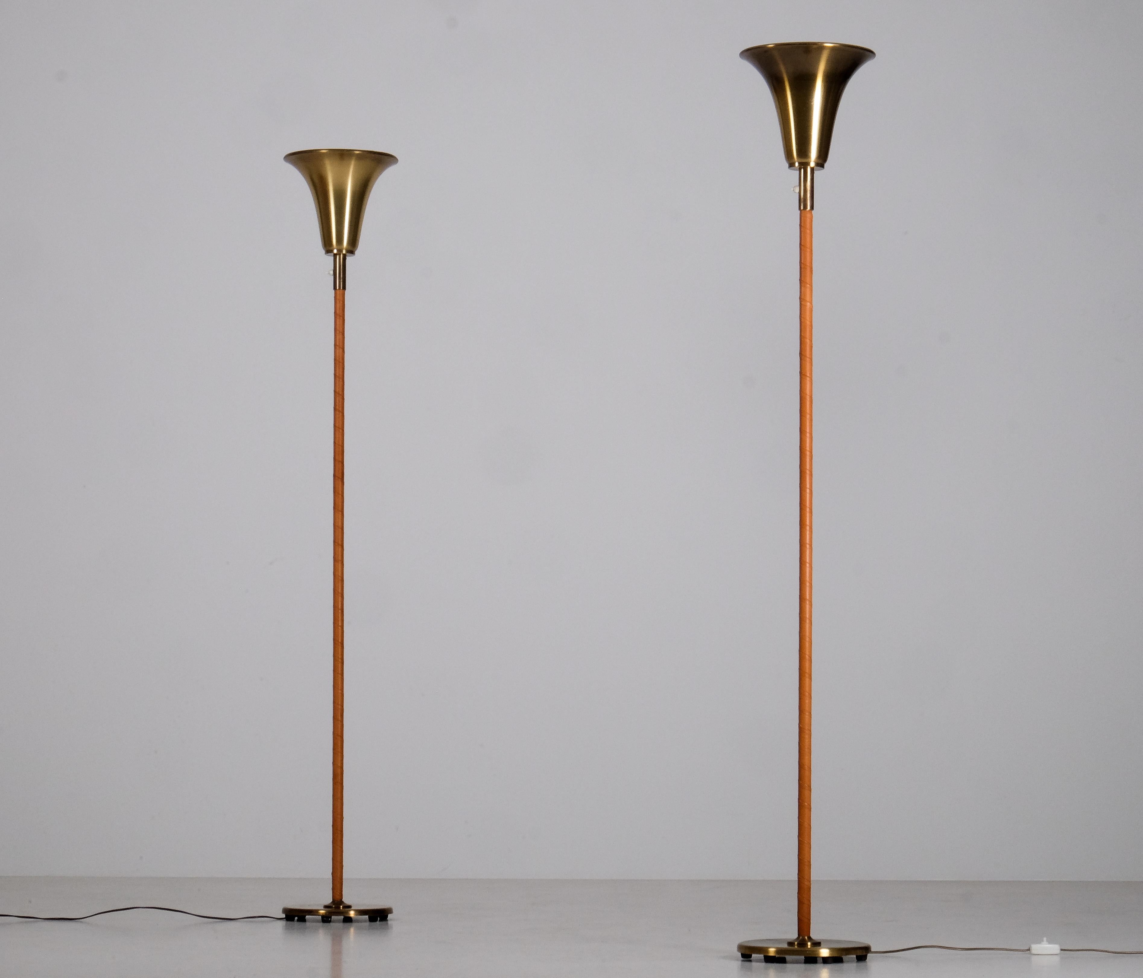 Scandinave moderne Ensemble de 2 lampadaires en laiton, Norvège, années 1960 en vente