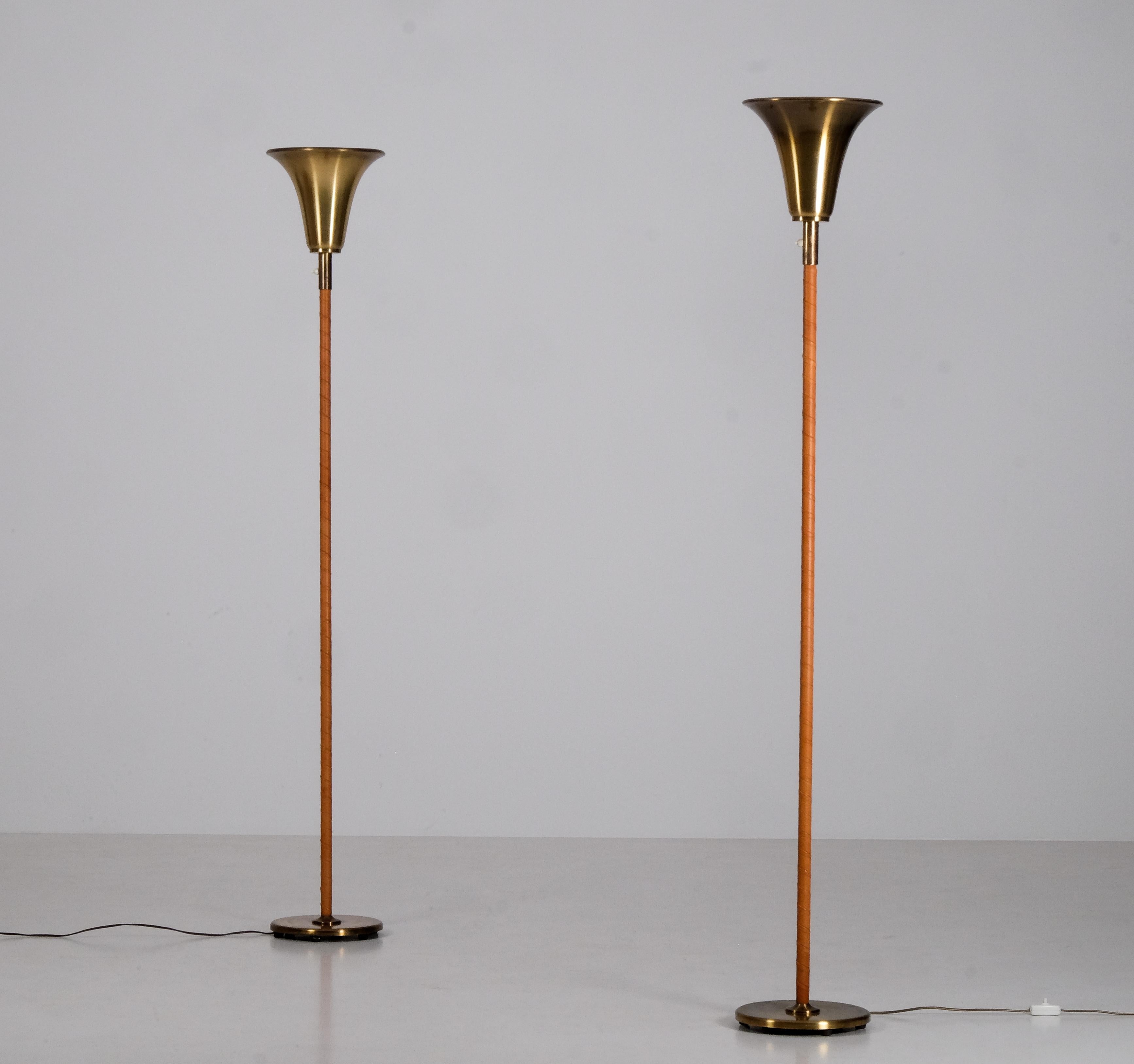 Ensemble de 2 lampadaires en laiton, Norvège, années 1960 Bon état - En vente à Stockholm, SE