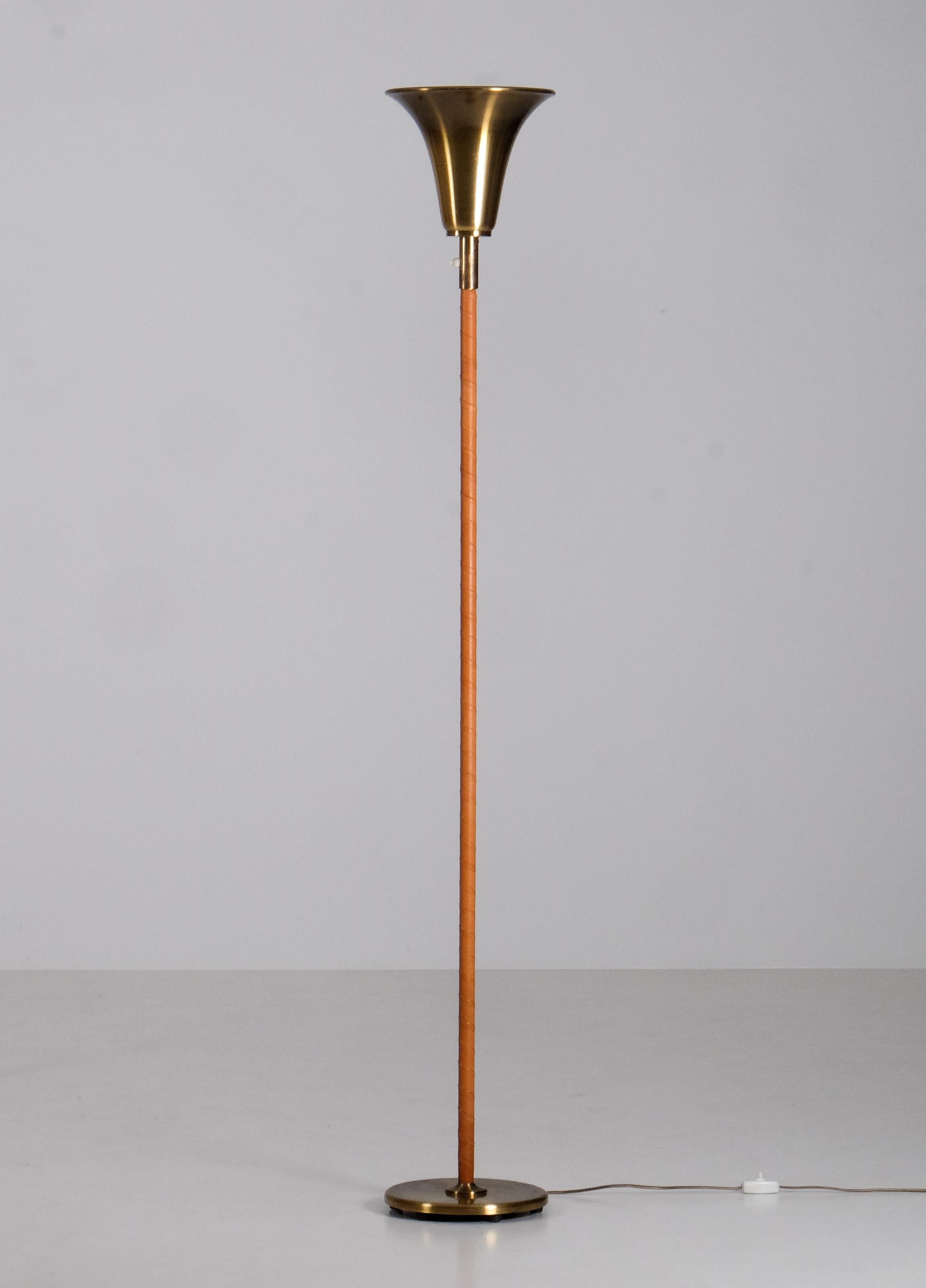 Milieu du XXe siècle Ensemble de 2 lampadaires en laiton, Norvège, années 1960 en vente