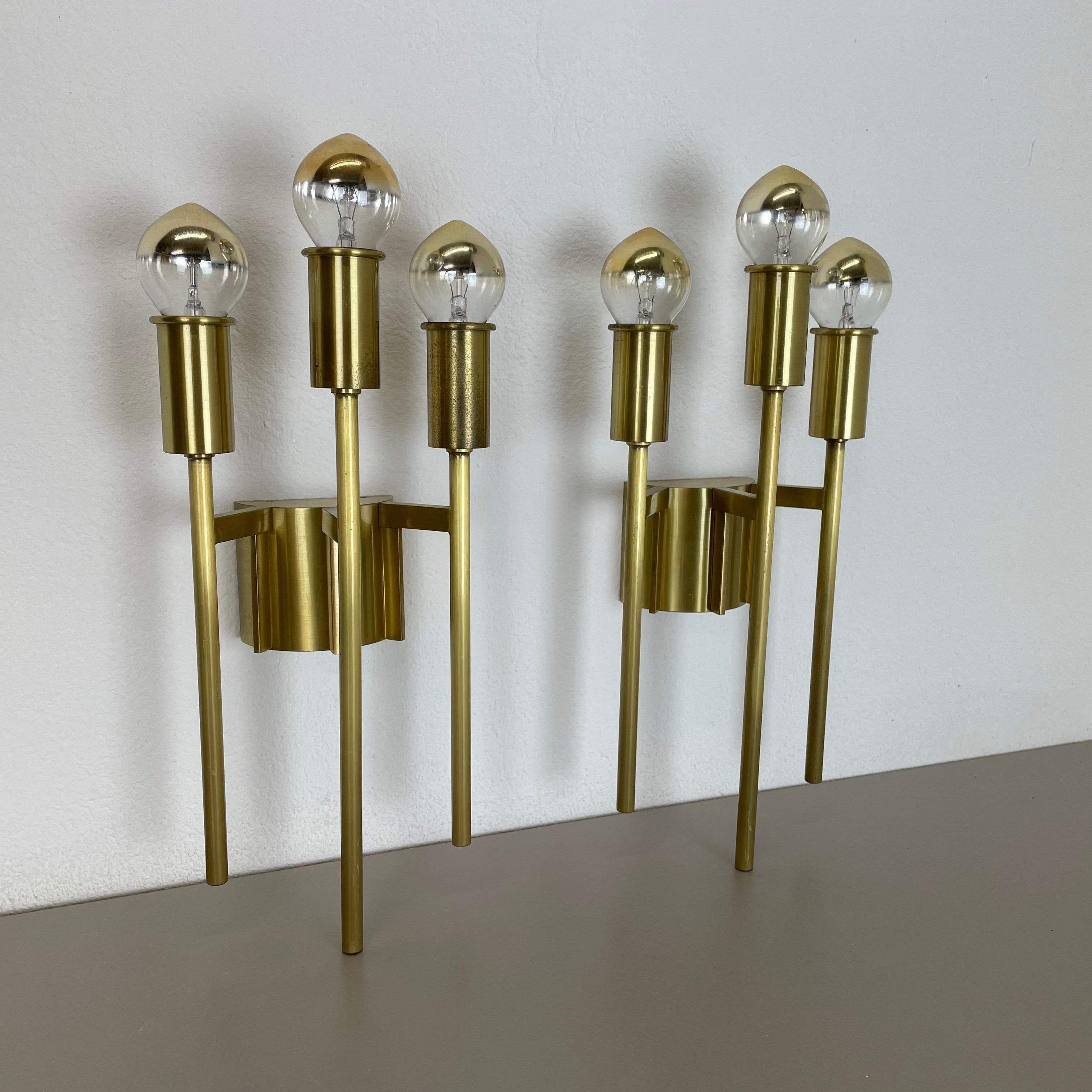 Article:

Wall light, set of 2 


Origin:

Italy in the manner of Stilnovo, Gio Ponti



Age:

1970s



This modernist light set was produced in Italy in the 1970s in Italy. It is made of brass and features a very unique and unusual Brutalist form