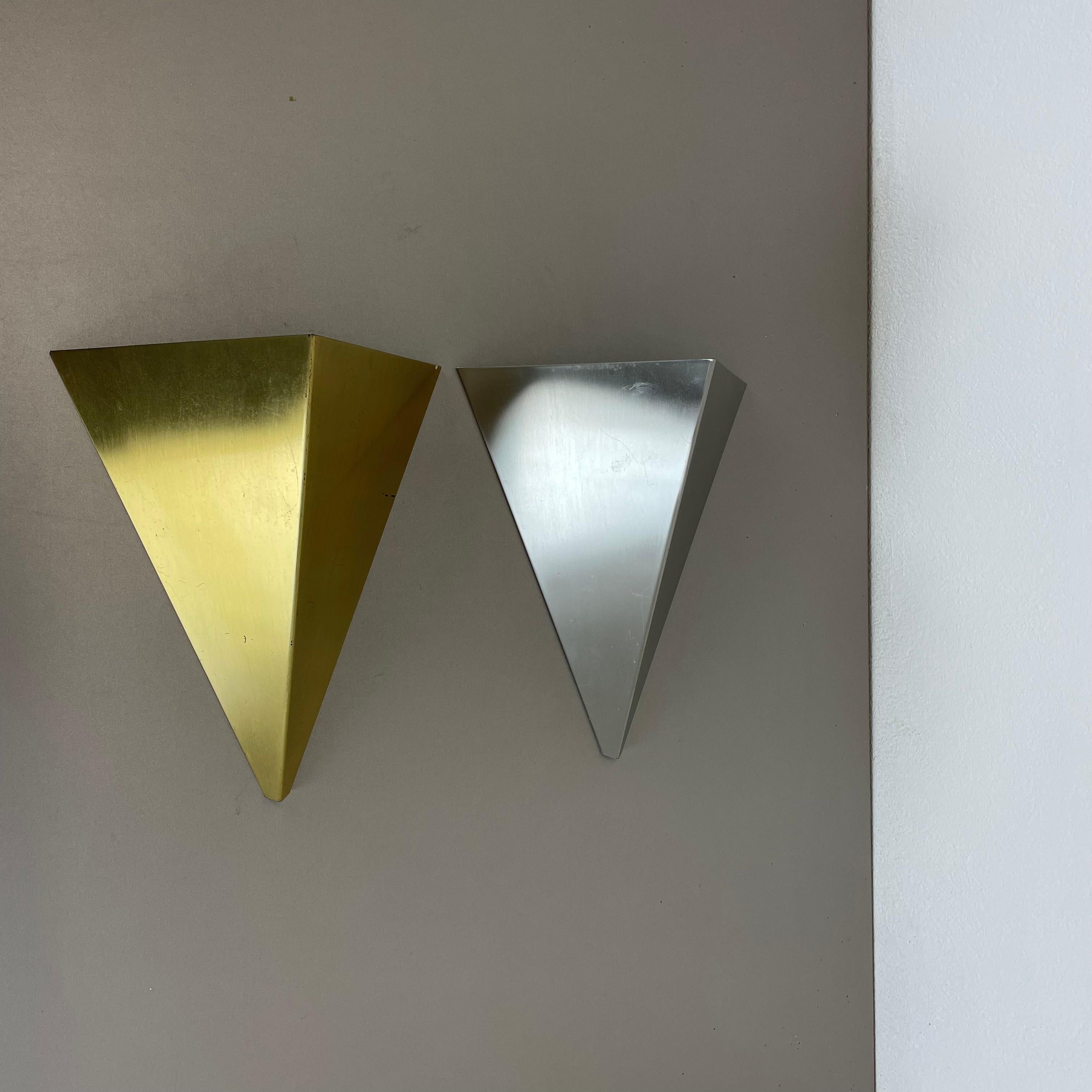 Article:

wall light set of 2

In brass and silver tone



Producer: Bankamp Leuchten, Germany



Origin: Germany in the manner of Stilnovo and Sciolari



Age:

1980s



This modernist light set was produced in Germany in the 1980s by Bankamp