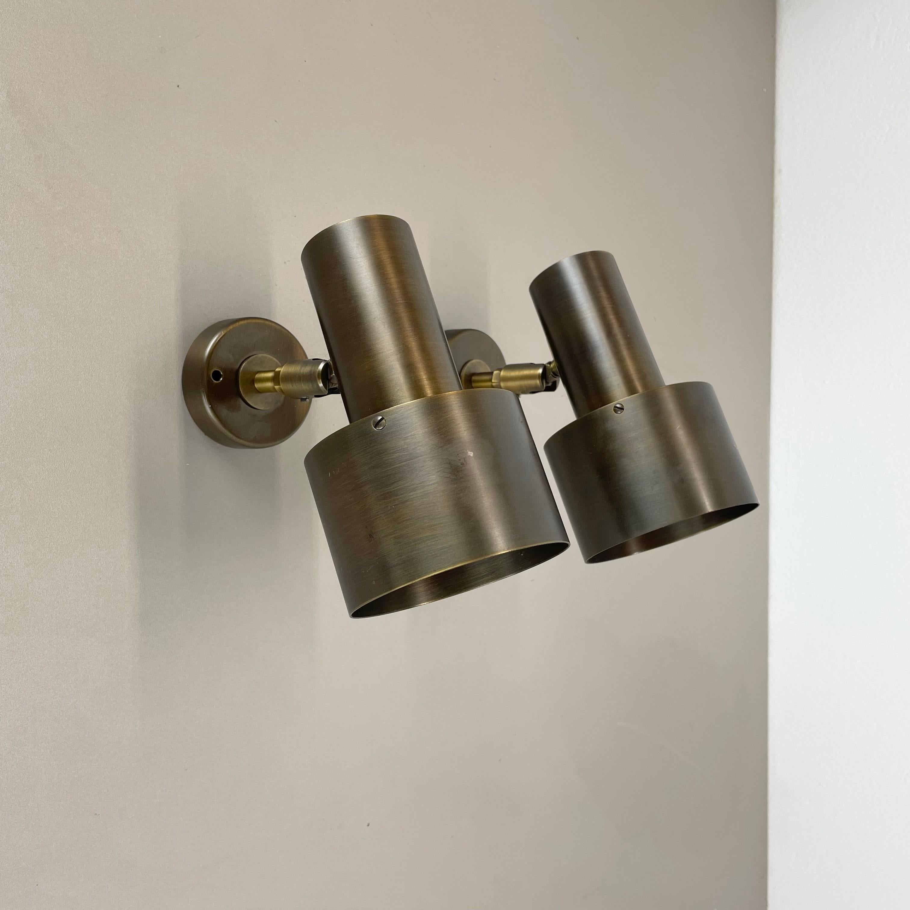 Articolo:

set di 2 elementi spot in ottone per installazione a soffitto o a parete


Produttore:

OMI Lighting, Germania


Design:

nello stile di Koch & Lowy



Origine:

Germania



Età:

1970s





set di 2 lampade tedesche moderniste originali