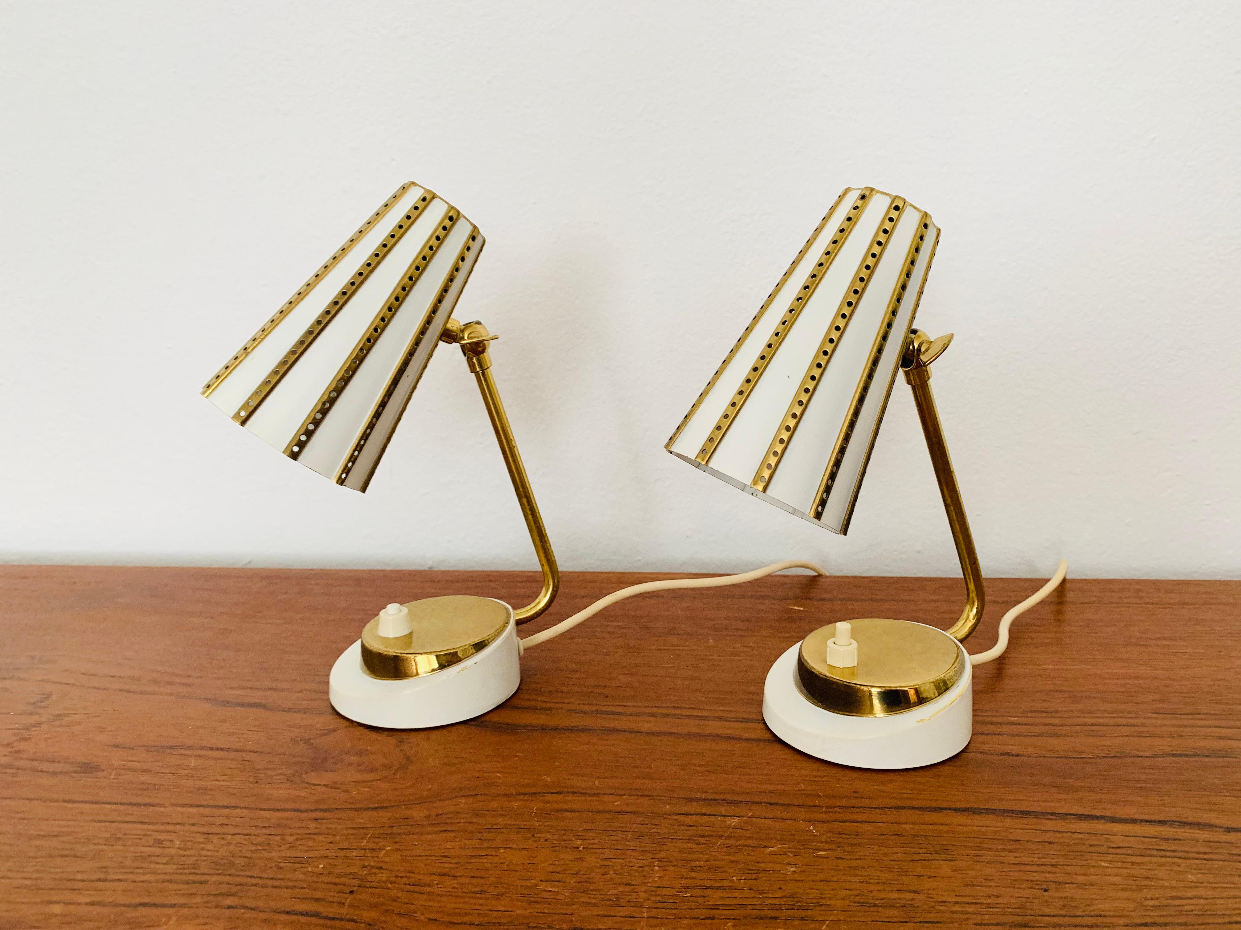 Charmantes lampes de table des années 1950.
L'abat-jour décoratif diffuse une lumière glamour et étincelante.
Un véritable accroche-regard dans chaque maison.

Condit :

Très bon état vintage avec de légers signes d'usure correspondant à