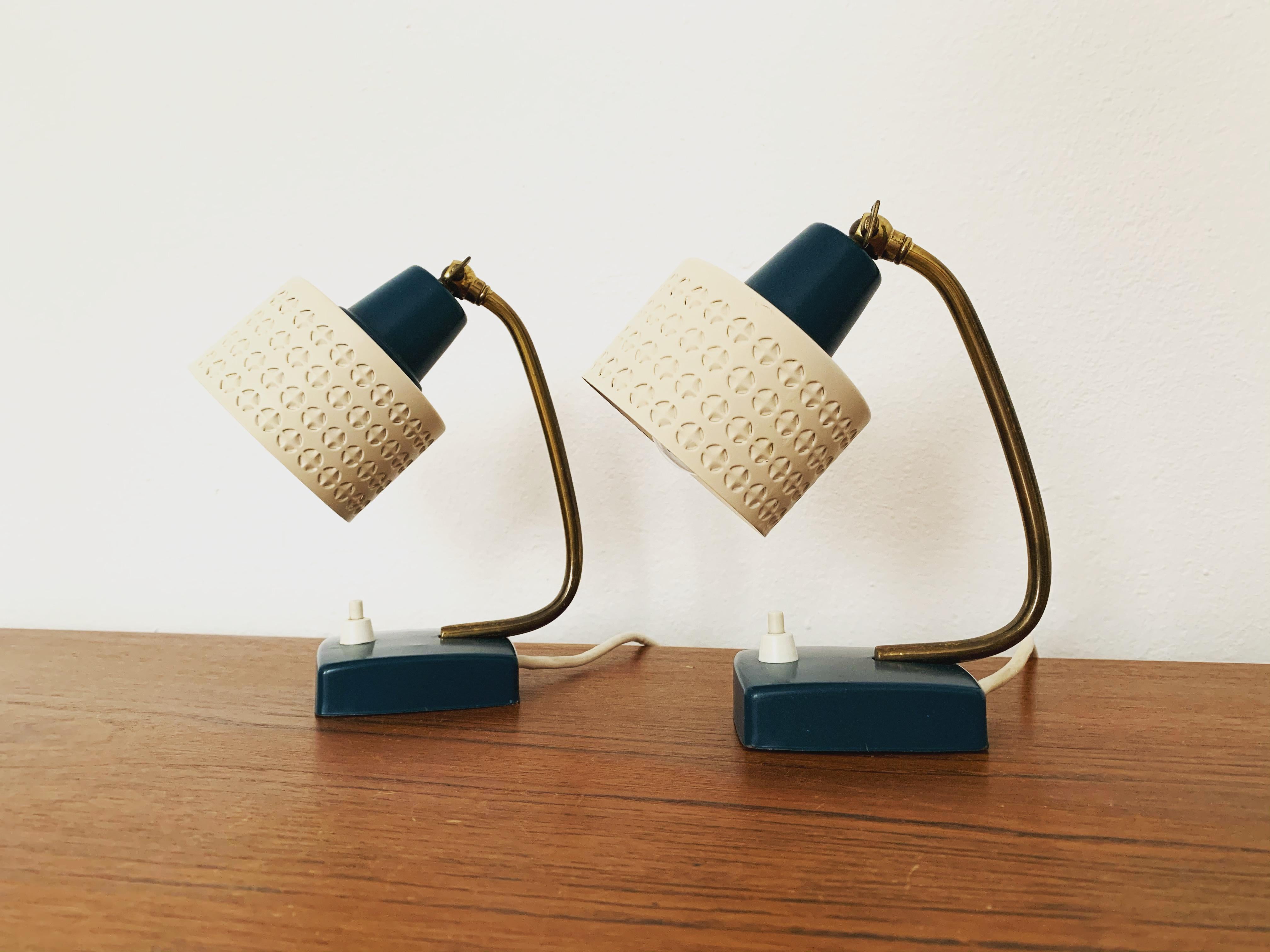 Lampes de table enchanteresses des années 1950.
L'abat-jour décoratif diffuse une lumière glamour et étincelante.
Un véritable accroche-regard dans chaque maison.

Condit :

Très bon état vintage avec de légers signes d'usure.
Patine minime sur les