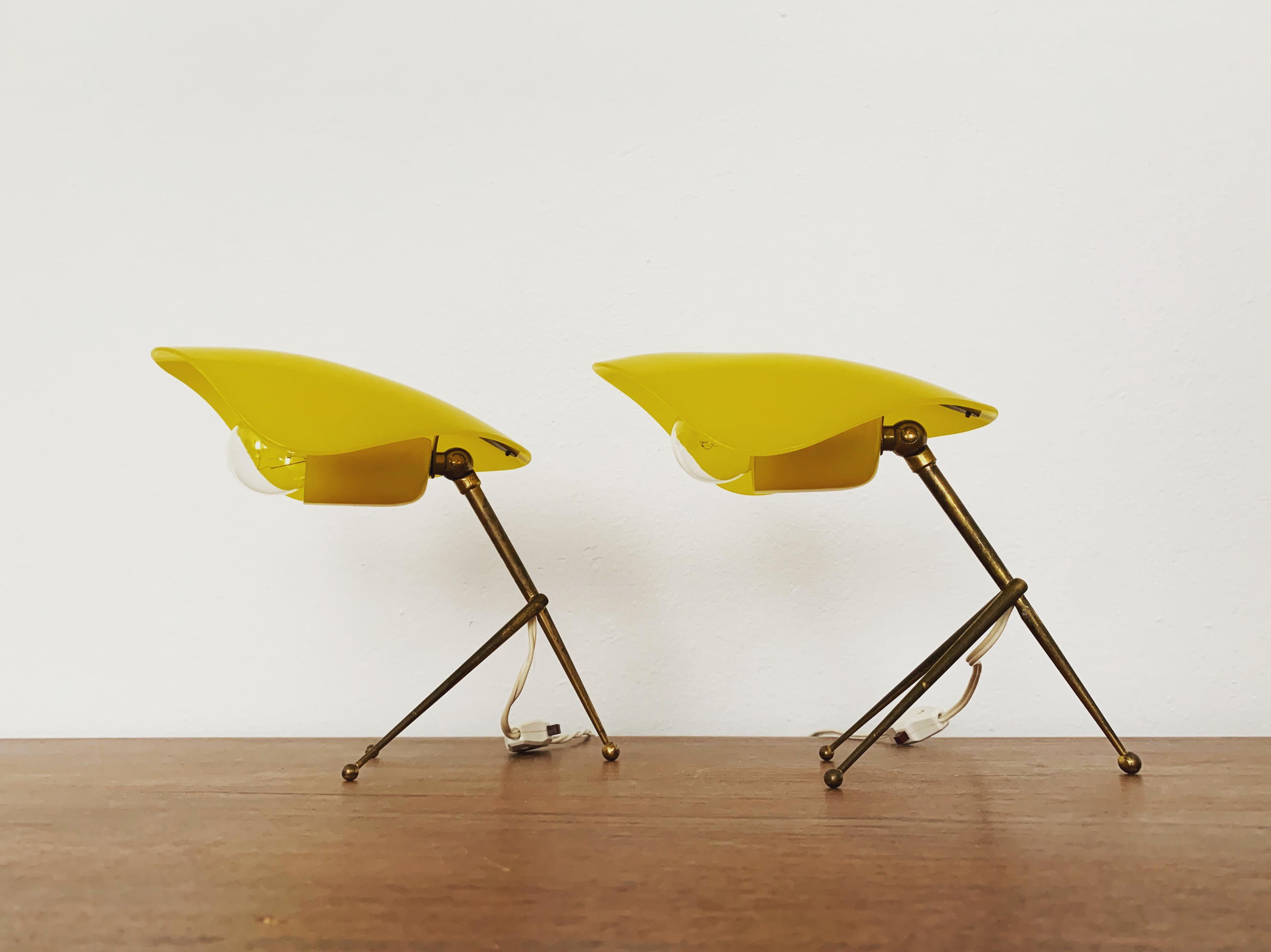 Merveilleuses lampes de table des années 1950.
Fantastique design du milieu du siècle.
Très belle monture en laiton filigrané.

Condit :

Très bon état vintage avec de légers signes d'usure correspondant à l'âge.
Le laiton a une très belle