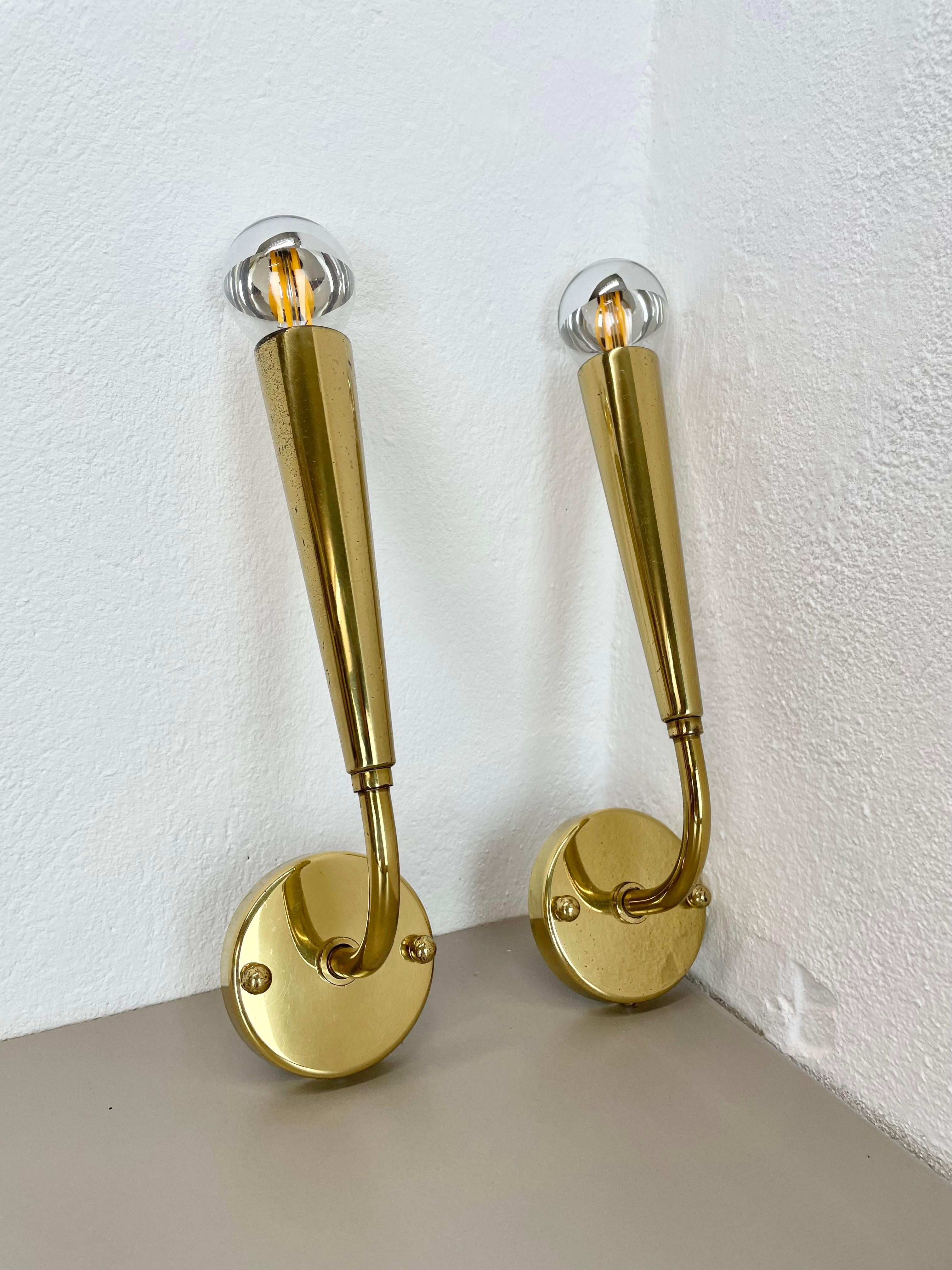 Artículo:

Aplique de pared, set de 2


Origen:

Italia a la manera de Stilnovo, Gio Ponti



La edad:

1970s



Este juego de luces modernista se fabricó en Italia en la década de 1970. Es de latón y tiene una forma muy singular, con un casquillo