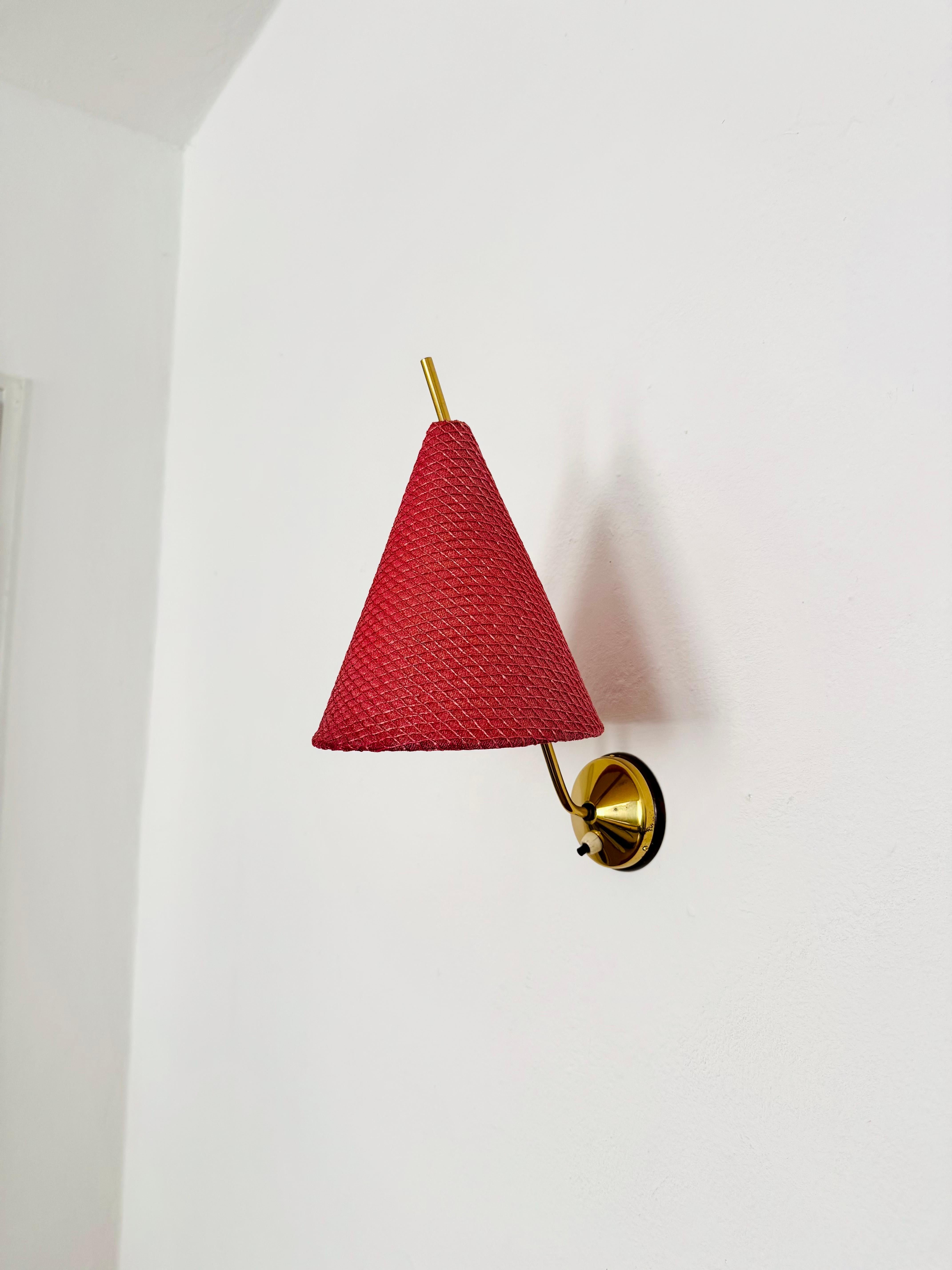Preciosas lámparas de pared de los años 50.
Forma muy elegante y clásica.
Maravilloso diseño y excelente artesanía.
Muy raro.
Crea una luz acogedora.

Fabricante: Rupert Nikoll

Estado:

Muy buen estado vintage con ligeros signos de desgaste propio