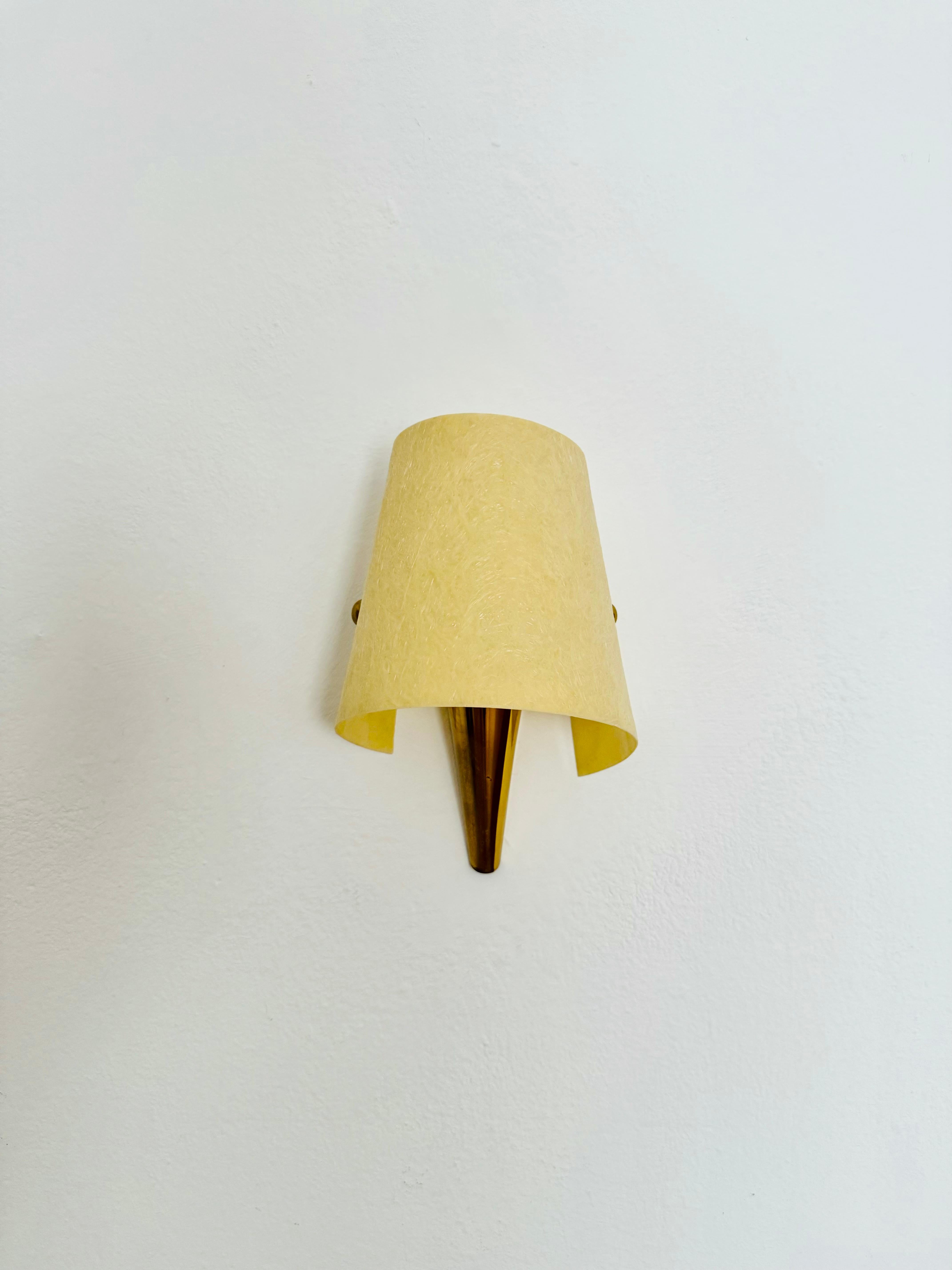 Beautiful small brass wall lamps from the 50s.
Loving design and high-quality workmanship.
The fiberglass lampshade creates a cozy light.

The pictures are part of the description.

I'm happy to help if you have any questions.

Condition:

Very good