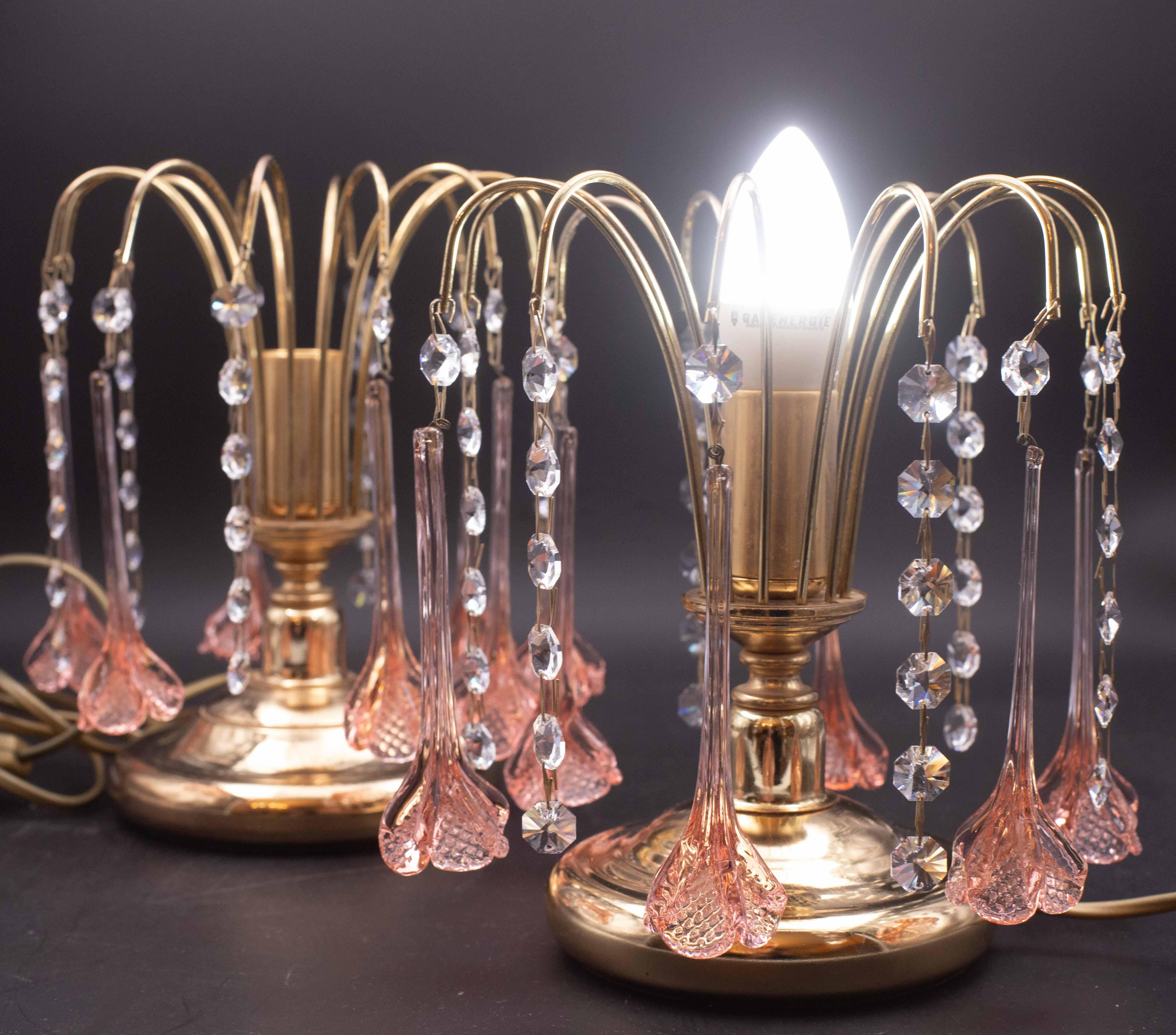 Wunderschönes Set aus 2 Murano Tischlampen im Stil von Venini La Cascata.
Für eine E14-Schraubglühbirne, europäischer Standard, Ersatz durch Us-Standard möglich.
Wunderschöne rosafarbene Blütentropfen, die sich mit Kaskaden von Kristallperlen