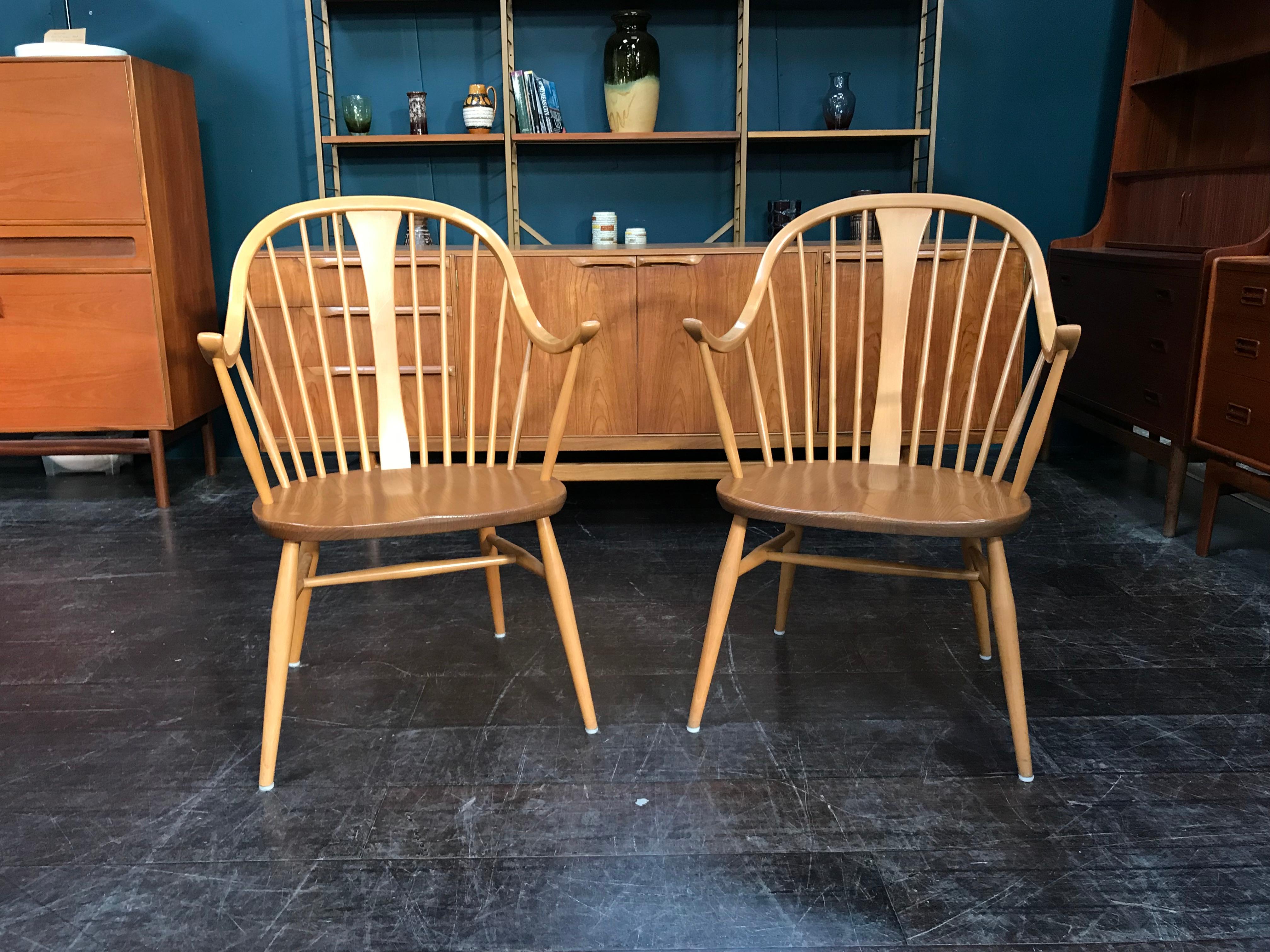 Mid-Century Modern Set of 2 British Midcentury Model 514 Elm and Beech Cowhorn Chairs by Ercol For Sale