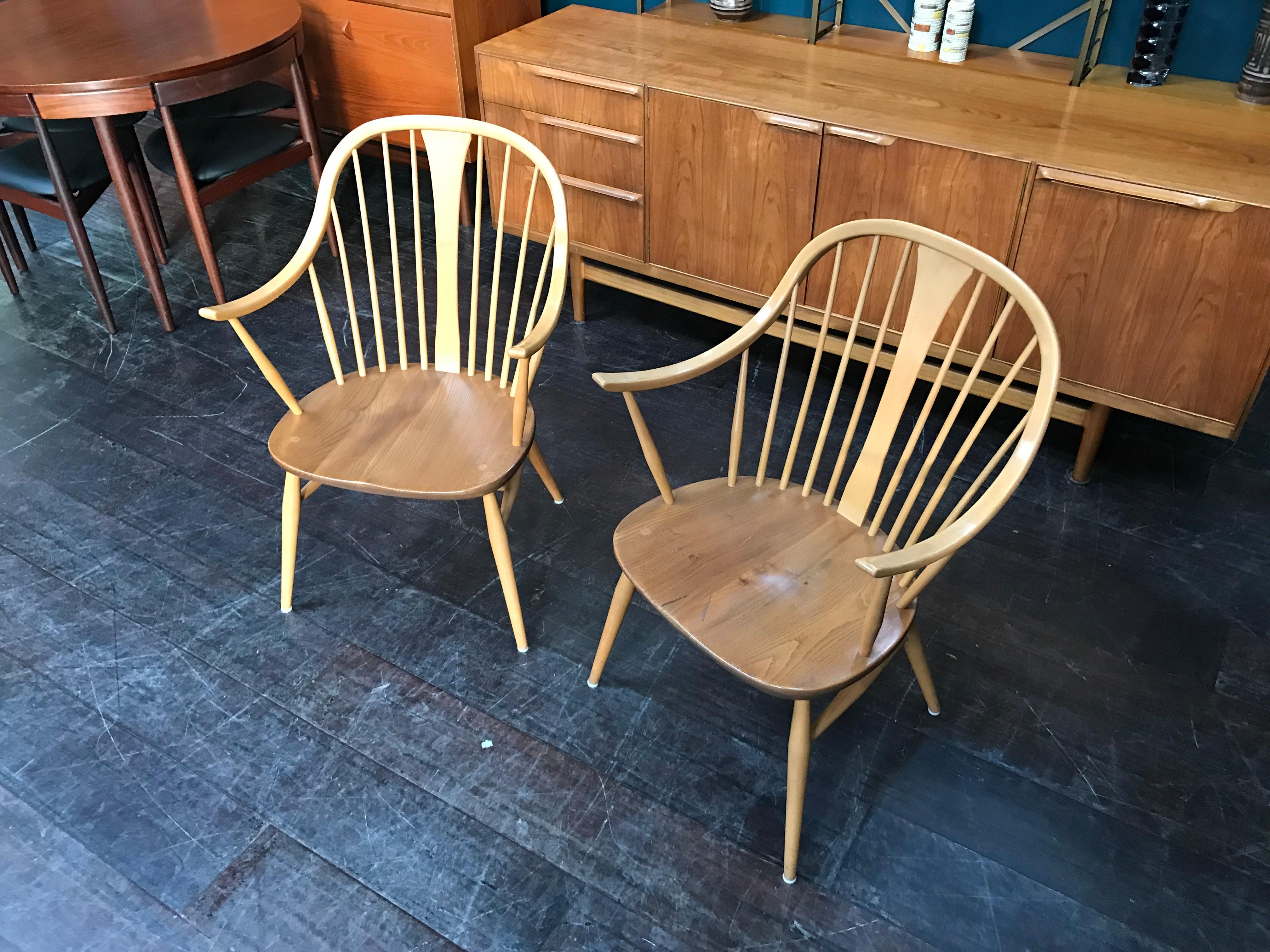 English Set of 2 British Midcentury Model 514 Elm and Beech Cowhorn Chairs by Ercol For Sale