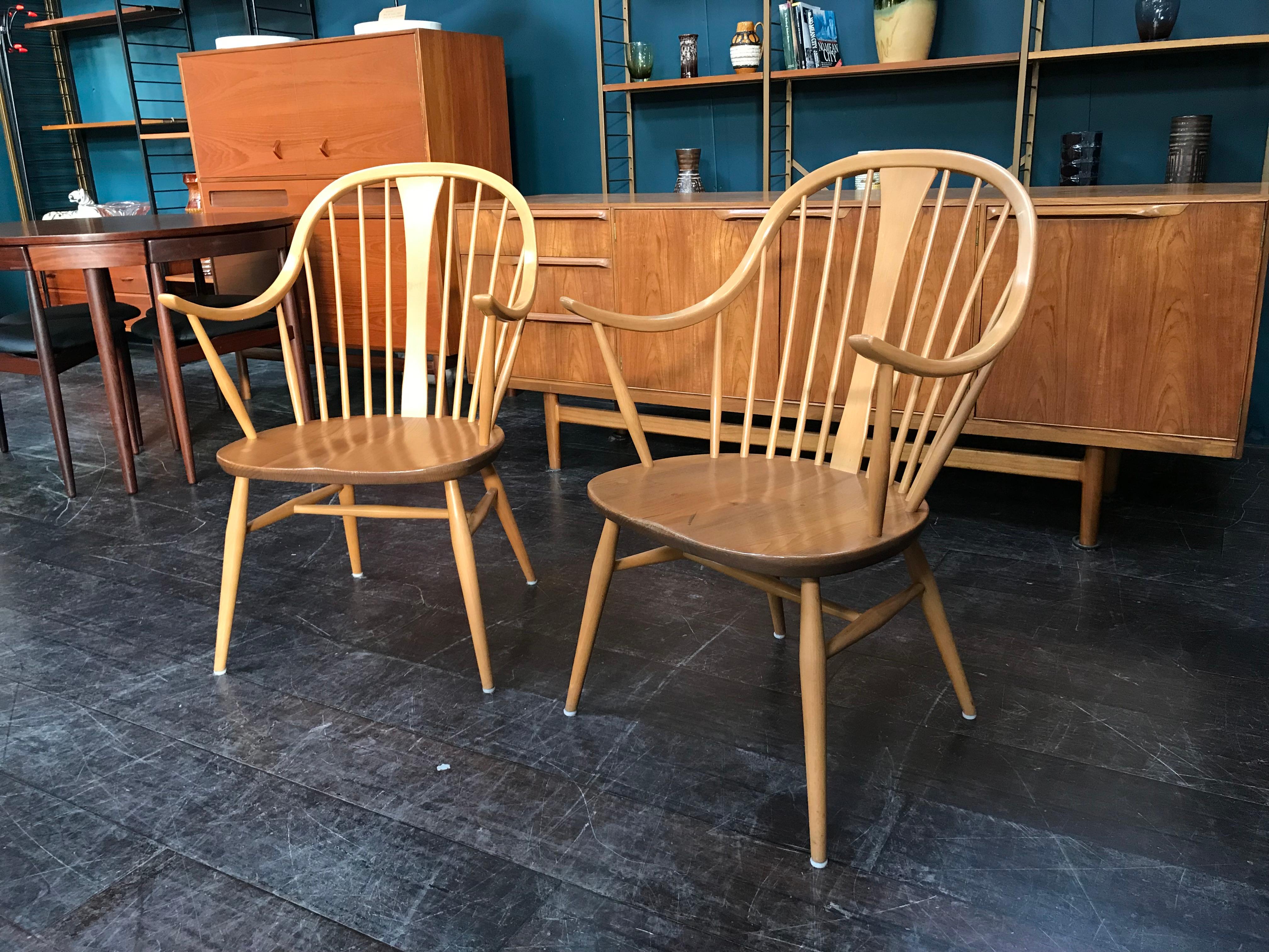 Set of 2 British Midcentury Model 514 Elm and Beech Cowhorn Chairs by Ercol In Good Condition For Sale In Glasgow, GB
