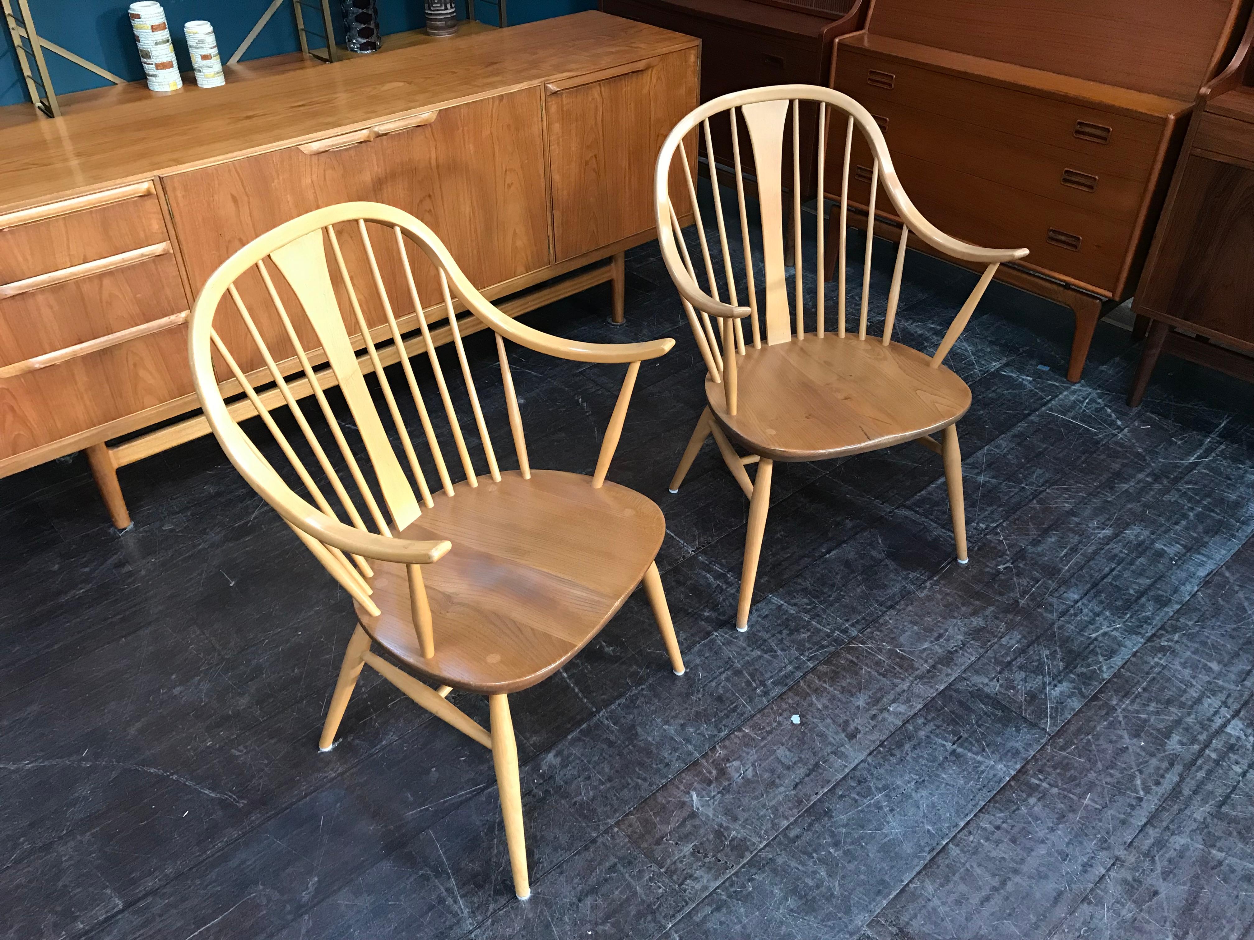 20th Century Set of 2 British Midcentury Model 514 Elm and Beech Cowhorn Chairs by Ercol For Sale