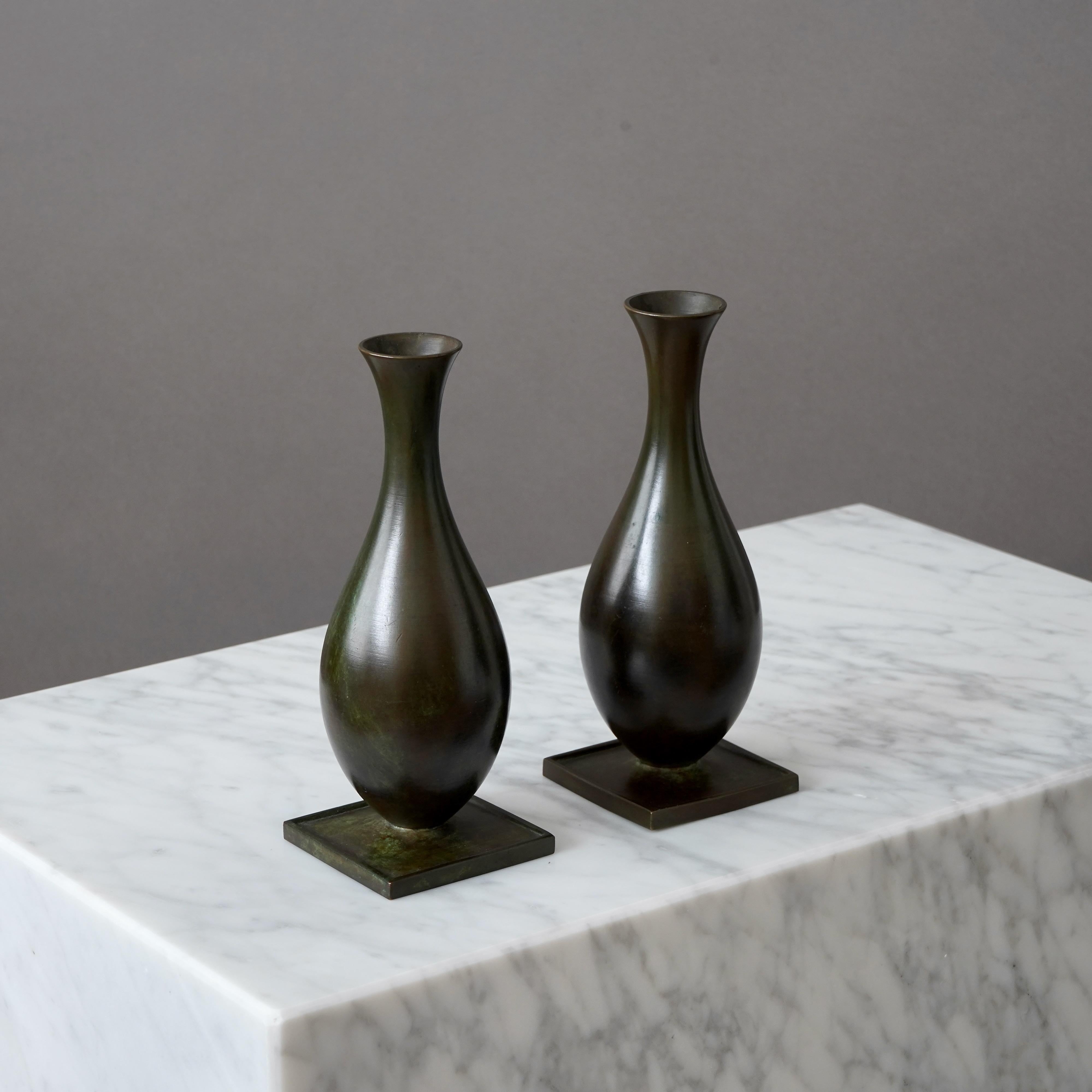 Un ensemble de 2 beaux vases en bronze avec une patine étonnante. 
Fabriqué par GAB Guldsmedsaktiebolaget, Suède, années 1930.  

Très bon état, avec quelques légères rayures.
Estampillé 